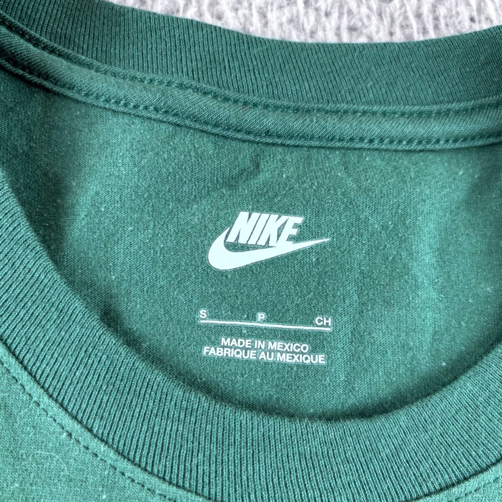 Nike Nike T Shirt Mens S Green Happy Holidays Christmas Tree Graphic Print Tee Size US S / EU 44-46 / 1 - 2 Thumbnail