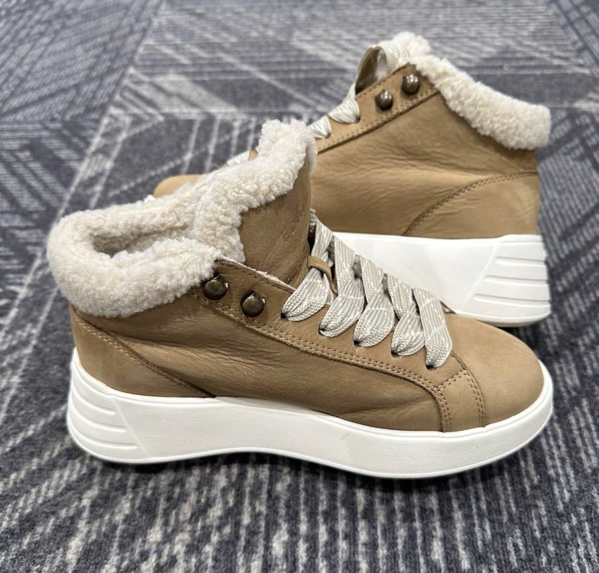 Hogan Hogan Fleece-lined Camel High-top Platform Shoes J42 Size US 5 / IT 35 - 5 Thumbnail
