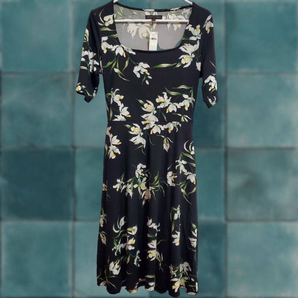 Banana Republic Banana Republic Midi Dress Women M Black Floral Tie Waist Stretch Pockets Size M / US 6-8 / IT 42-44 - 1 Thumbnail