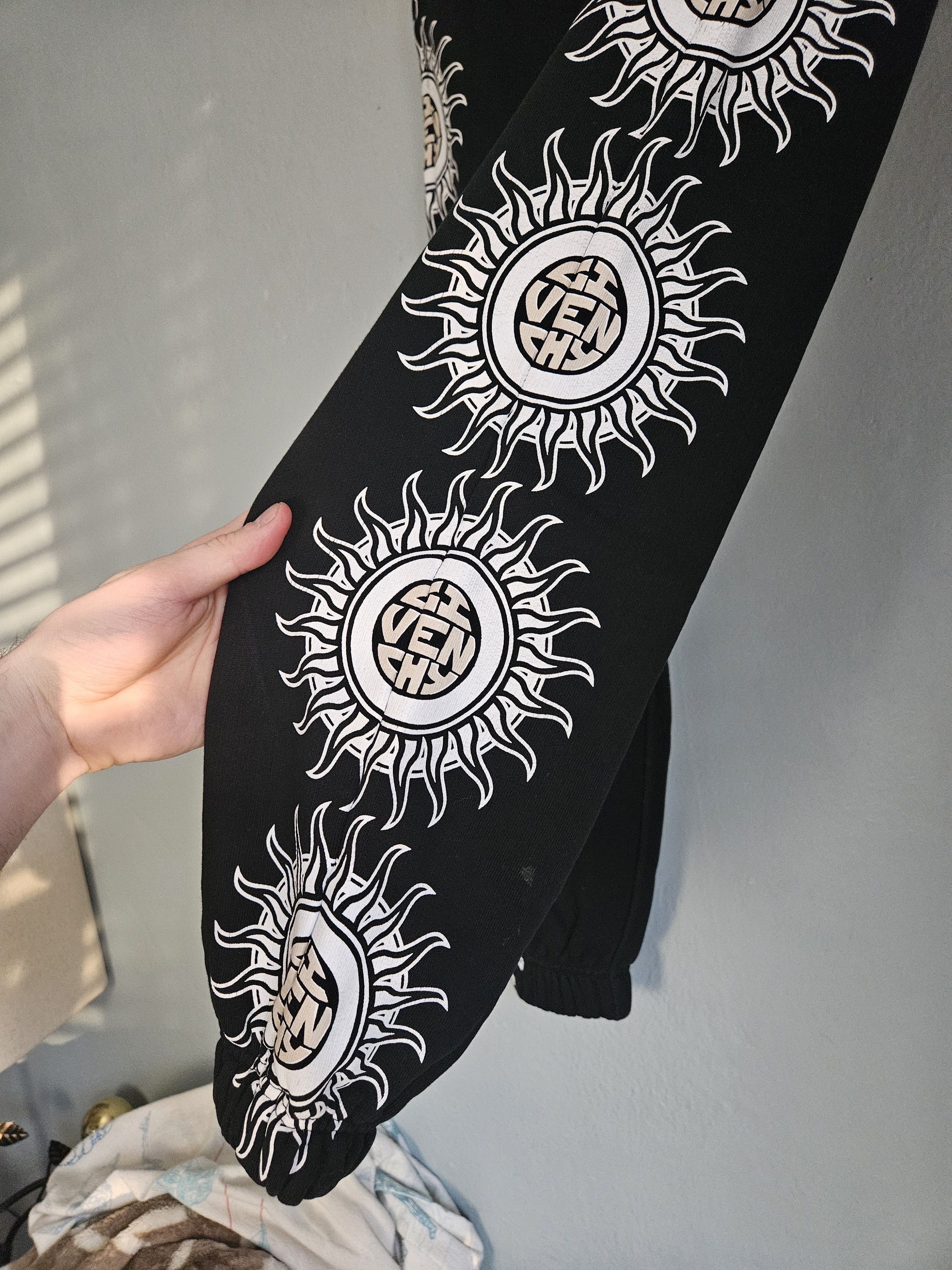 Givenchy Givenchy Sun Logo Black Joggers Size US 30 / EU 46 - 3 Thumbnail