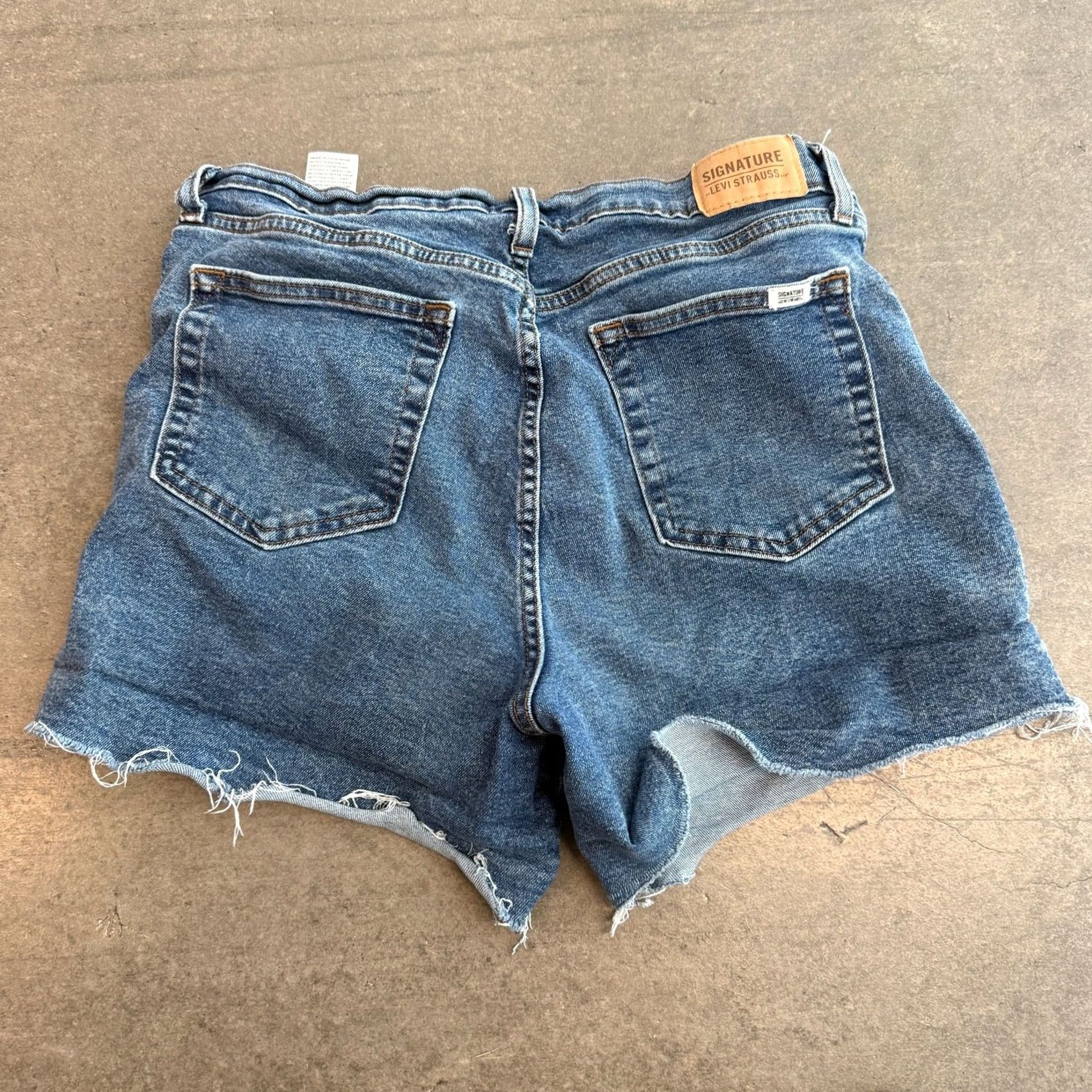 Levi's VINTAGE Levi's Signature Dark Wash High Rise Mini Denim Jean Shorts 31 Women Shorts Regular 31 Blue 90s 00s Size 24" / US 00 / IT 34 - 2 Thumbnail