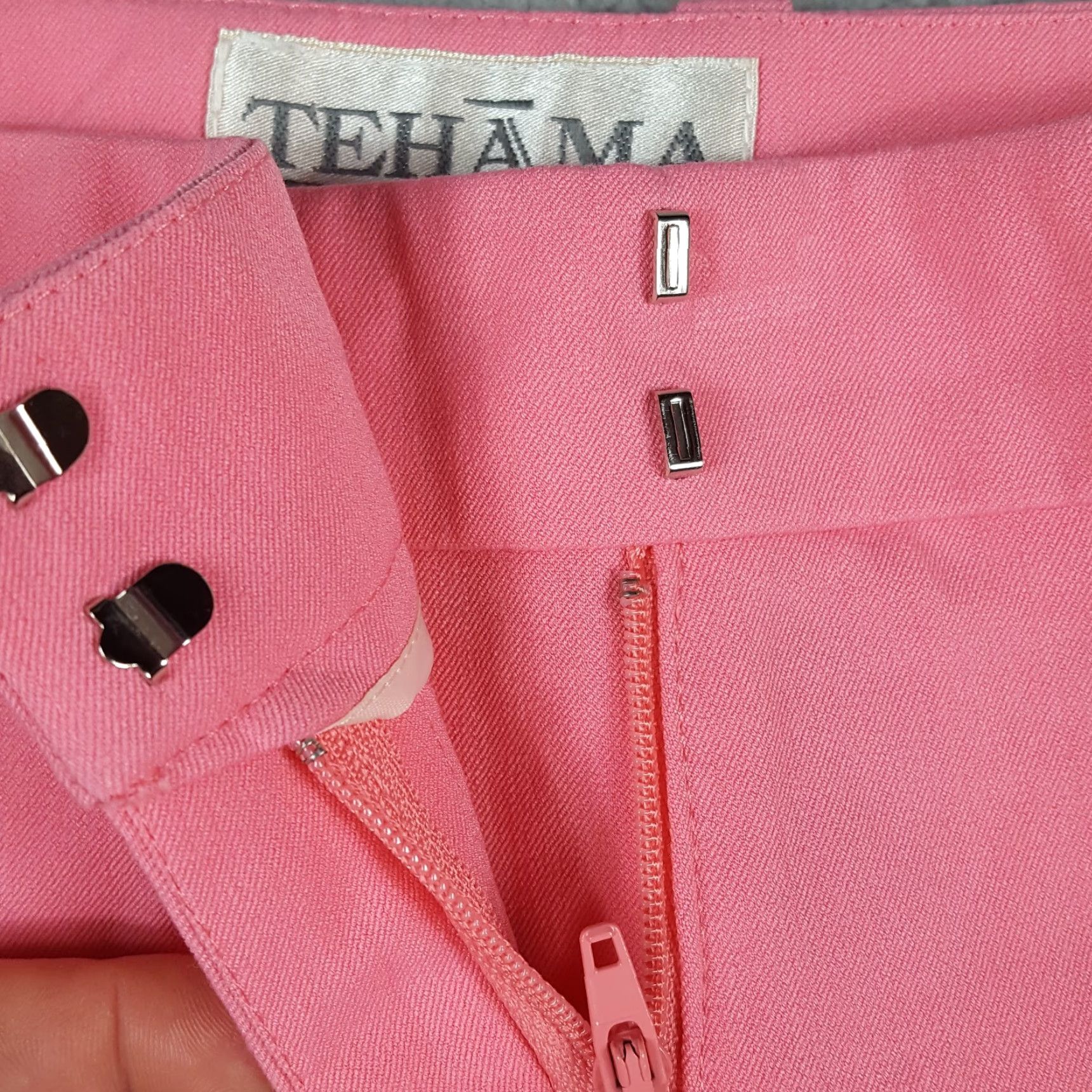 Pinko VINTAGE Y2K Preppy Pink Women's Bermuda Shorts Golf Tennis Breathable 10 Cotton Zip Button Logo Zipper Marquesa Teháma Size 32" / US 10 / IT 46 - 4 Thumbnail