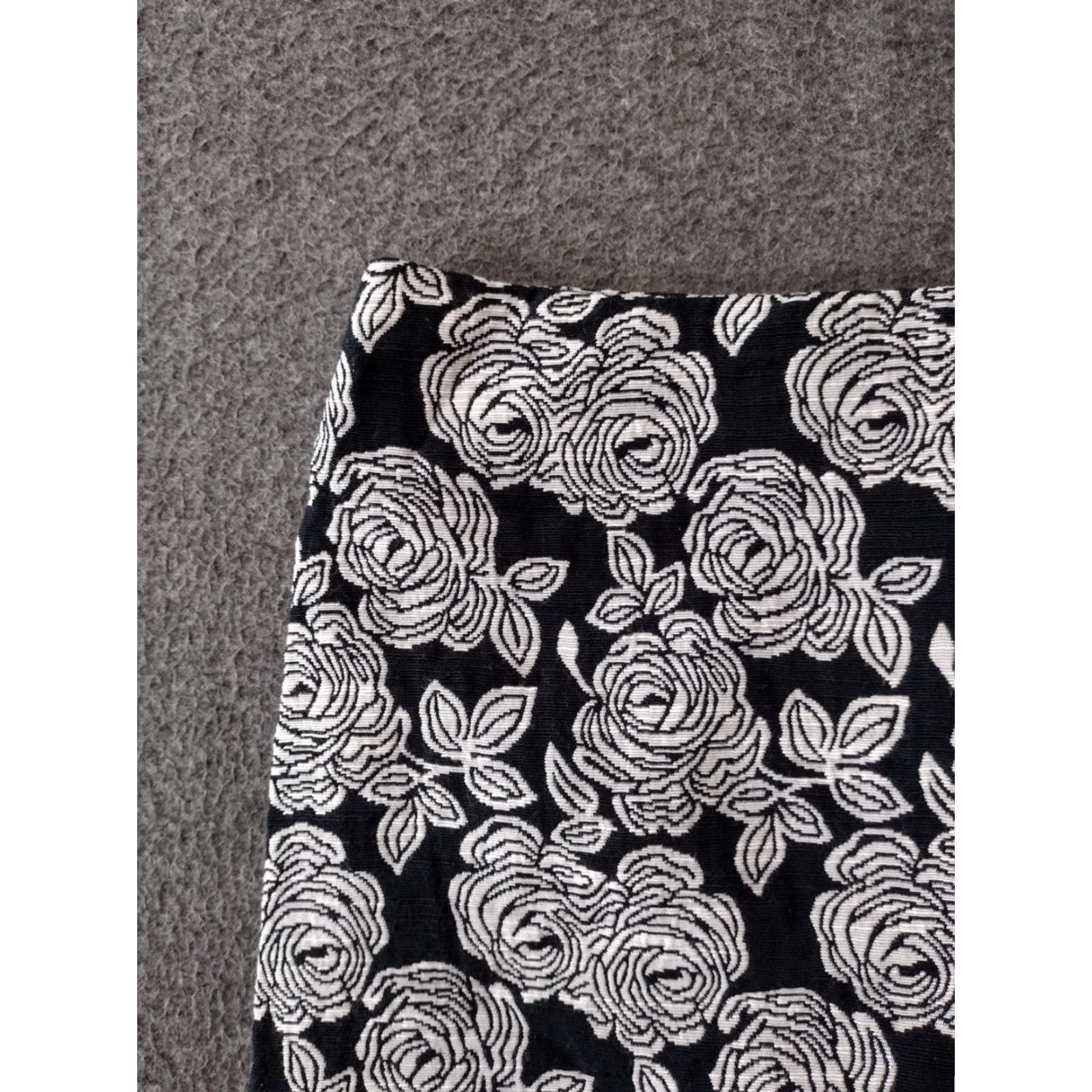 Forever 21 FOREVER 21 Black & White Rose Floral A-Line Mini Skirt Women's L Size 36" / US 14 / IT 50 - 6 Thumbnail