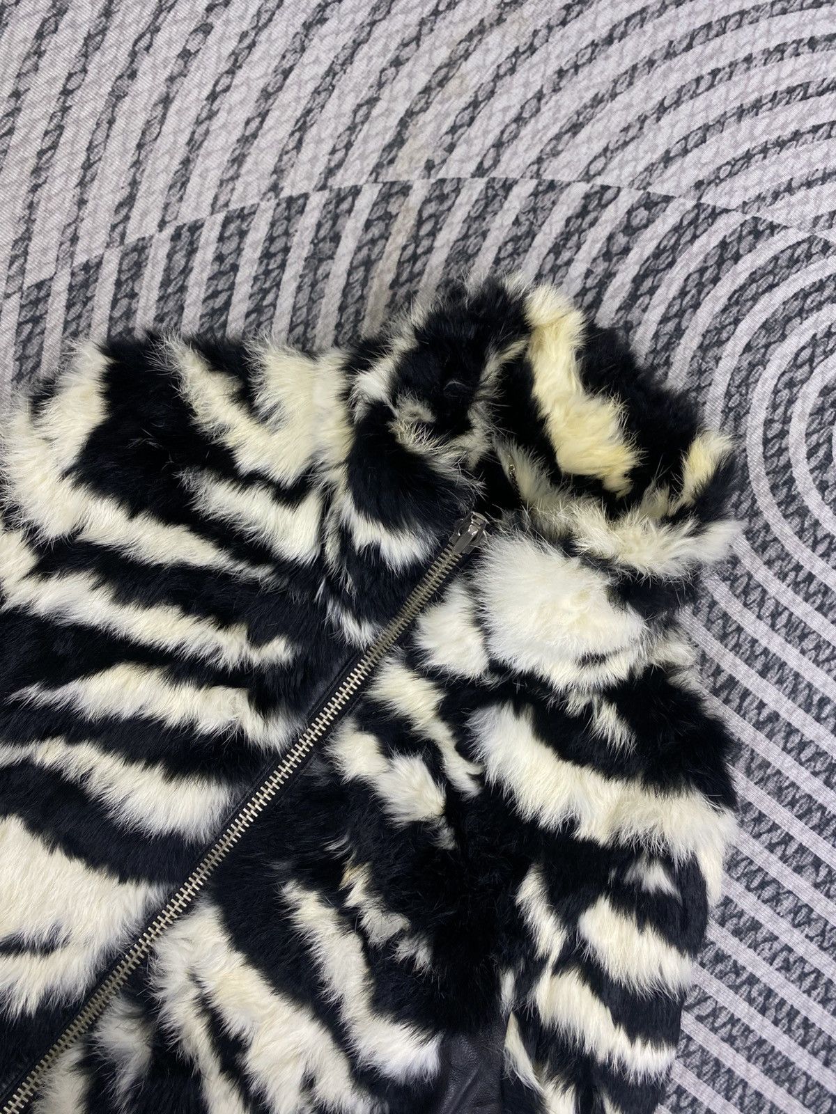 Japanese Brand Vintage Japanese Fashion Zebra Faux Fur Biker Cropped Jacket Size S / US 4 / IT 40 - 8 Thumbnail