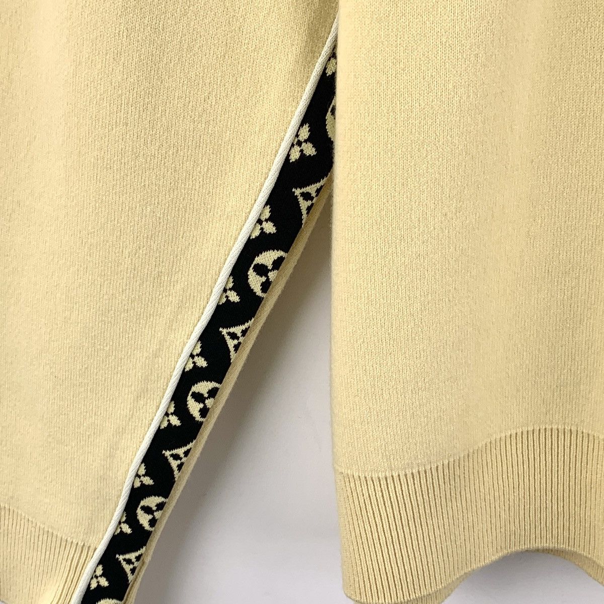Louis Vuitton Louis Vuitton Pale Yellow Long Sleeve Knit Sweater K26WX Size XS / US 0-2 / IT 36-38 - 4 Thumbnail