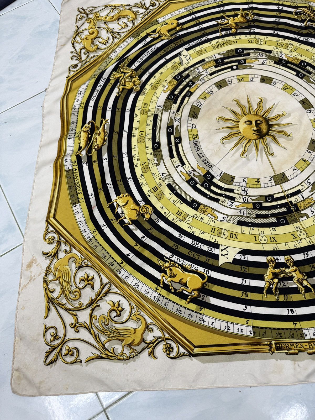 Hermes 🔥🔥🔥AUNTHENTIC VINTAGE HERMES DIES AT HORES SILK SCARF Size ONE SIZE - 5 Thumbnail