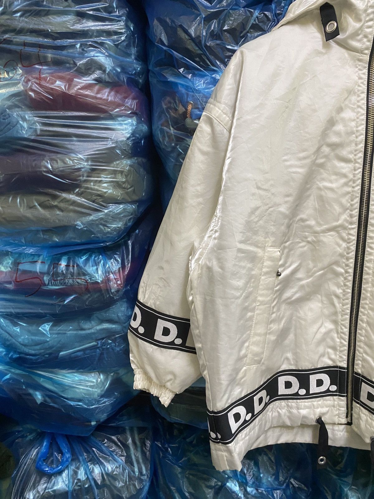 Descente Vintage Descente Decor D.D. Logo Tape Windbreaker White Size US L / EU 52-54 / 3 - 6 Thumbnail