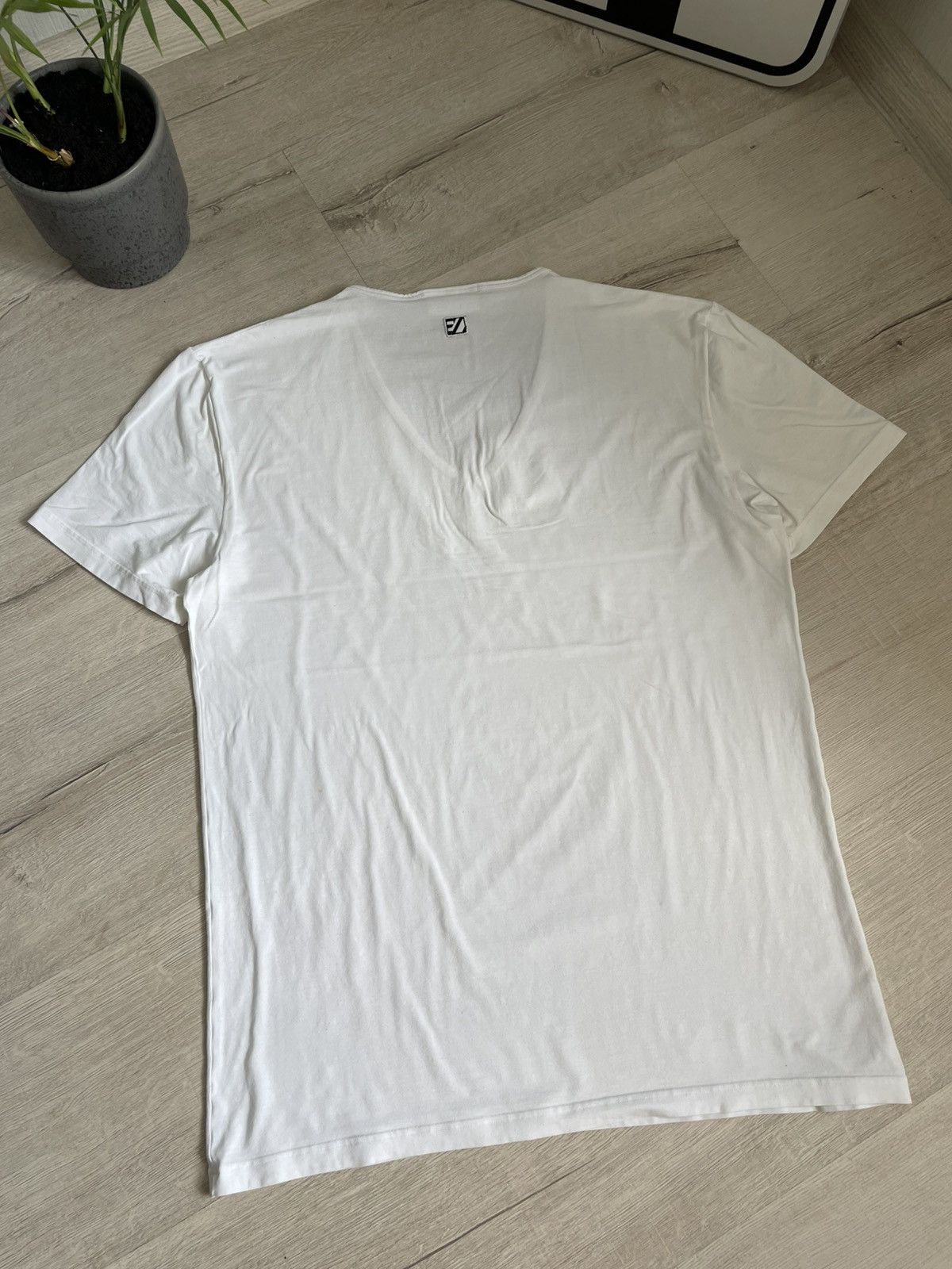 Ermenegildo Zegna Ermenegildo Zegna V-neck Luxury Tee White Key Larg Style Y2k Size US XL / EU 56 / 4 - 7 Thumbnail