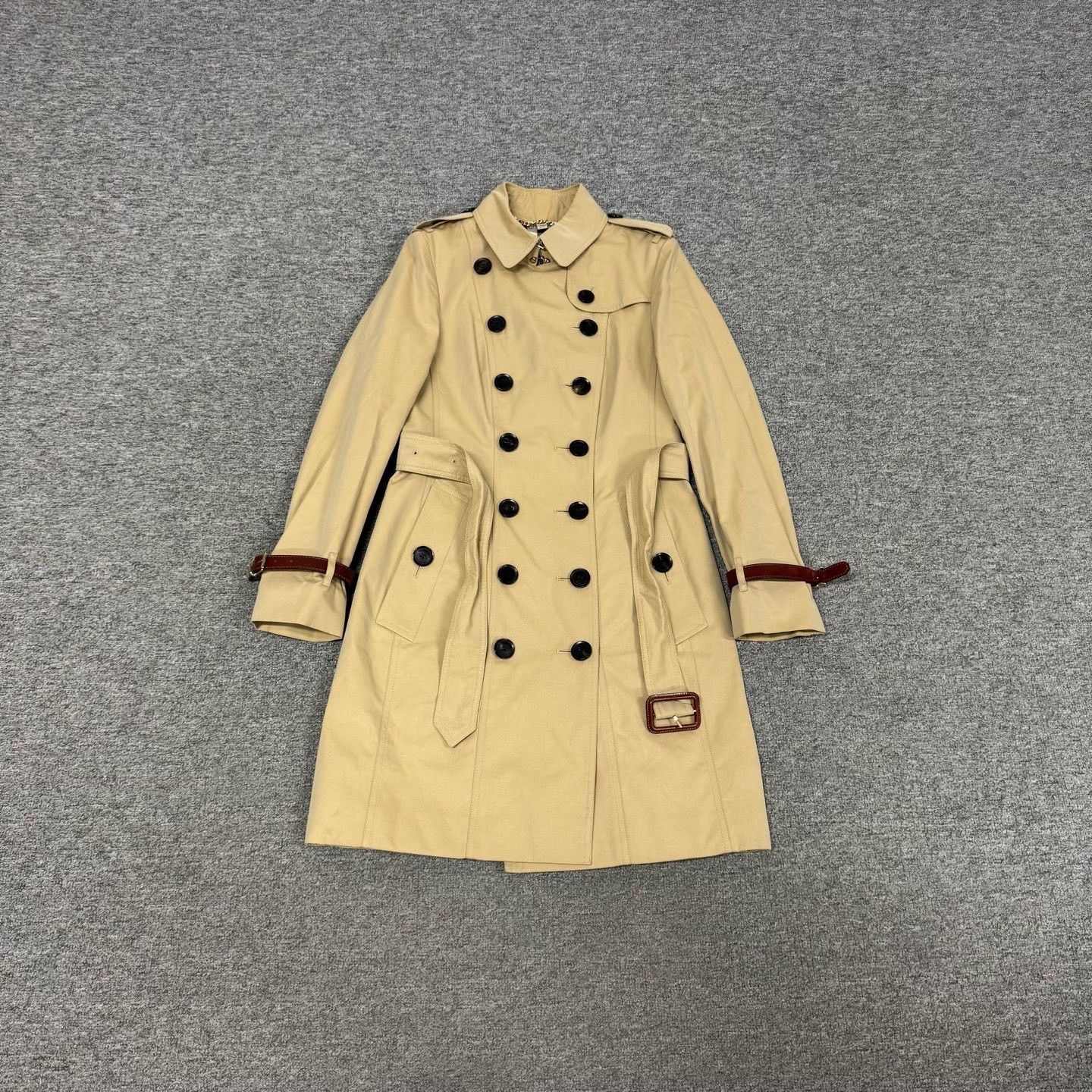 Burberry Burberry Khaki Classic Double-Breasted Trench UK4 Size M / US 6-8 / IT 42-44 - 1 Thumbnail