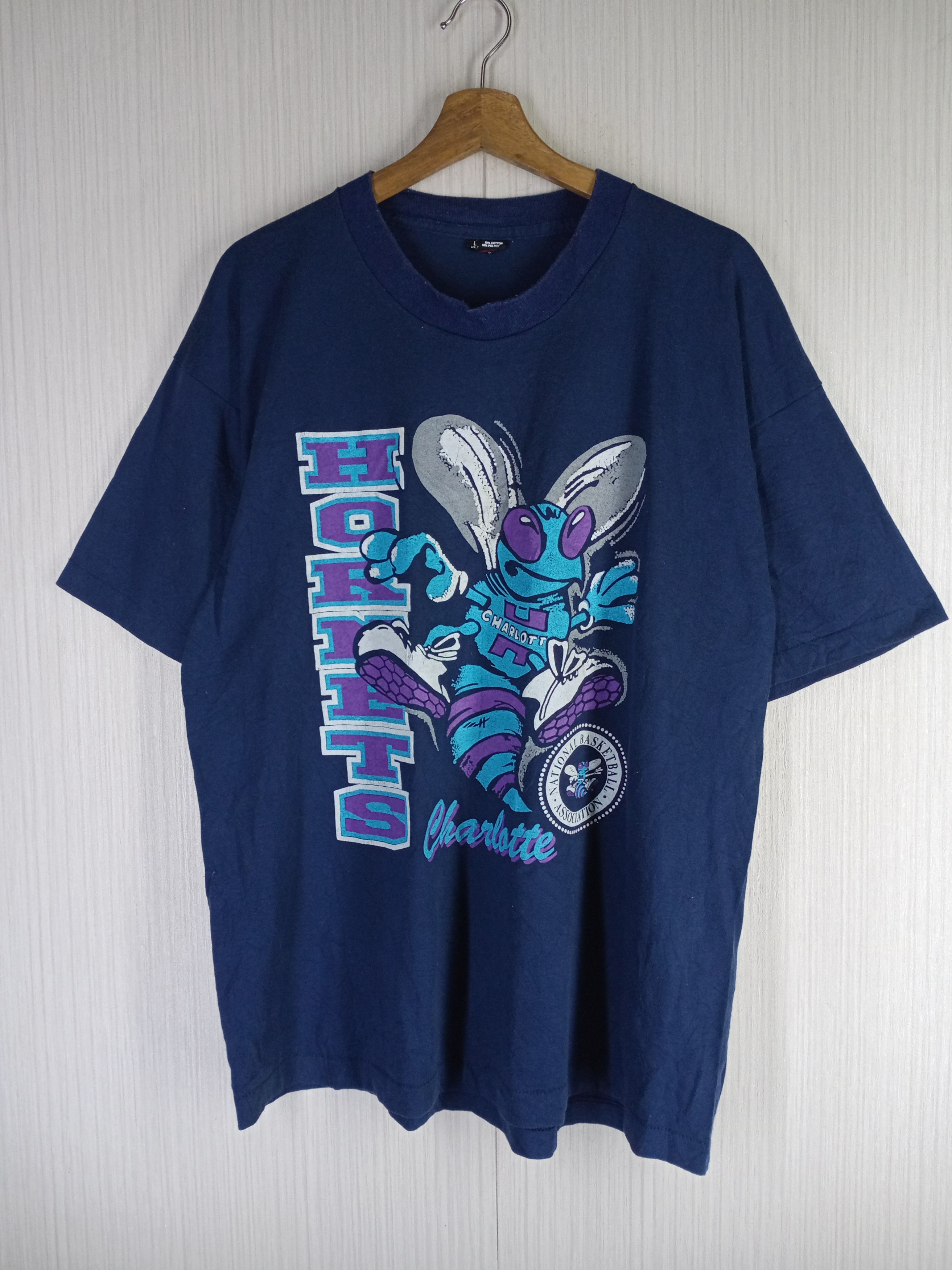 NBA Rare Vintage 90s NBA Hornets Charlotte Big Logo Tshirt Size US L / EU 52-54 / 3 - 1 Thumbnail