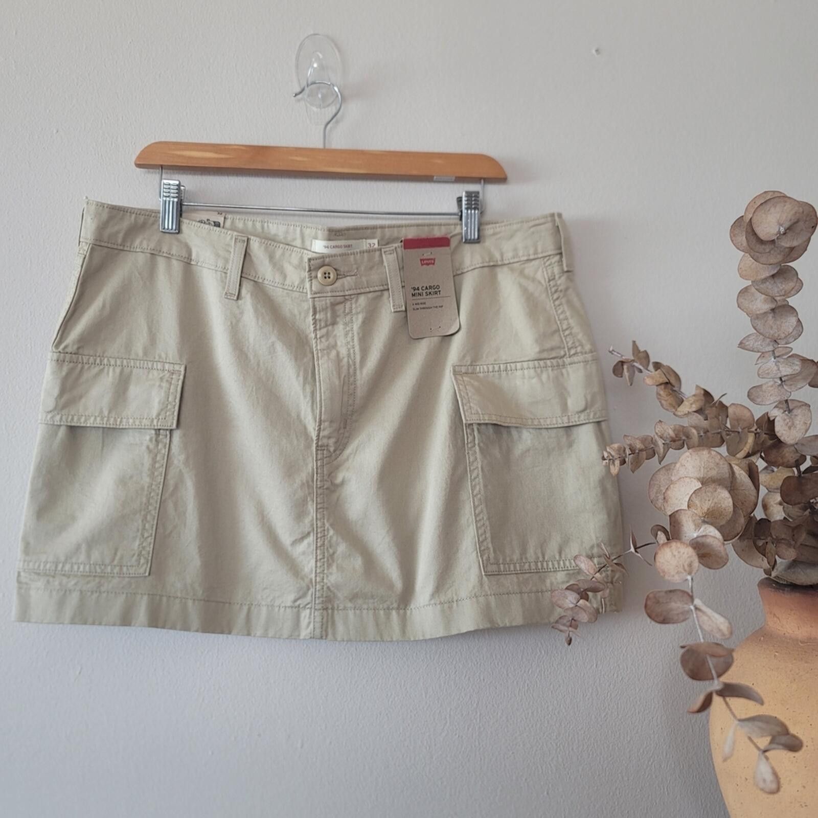 Levi's Levi’s '94 Cargo Mini Skirt in Safari Tan Sz 32 New Cotton Size 40" / US 18 - 1 Thumbnail