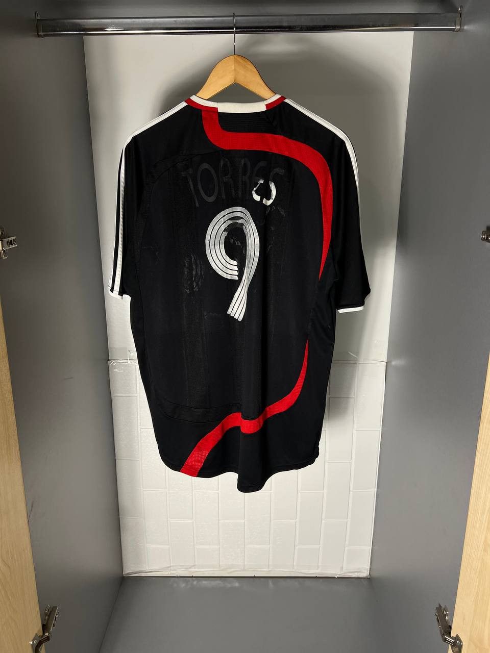 Adidas VINTAGE ADIDAS FC LIVERPOOL ENGLAND SOCCER JERSEY RETRO Y2K Size US L / EU 52-54 / 3 - 12 Thumbnail