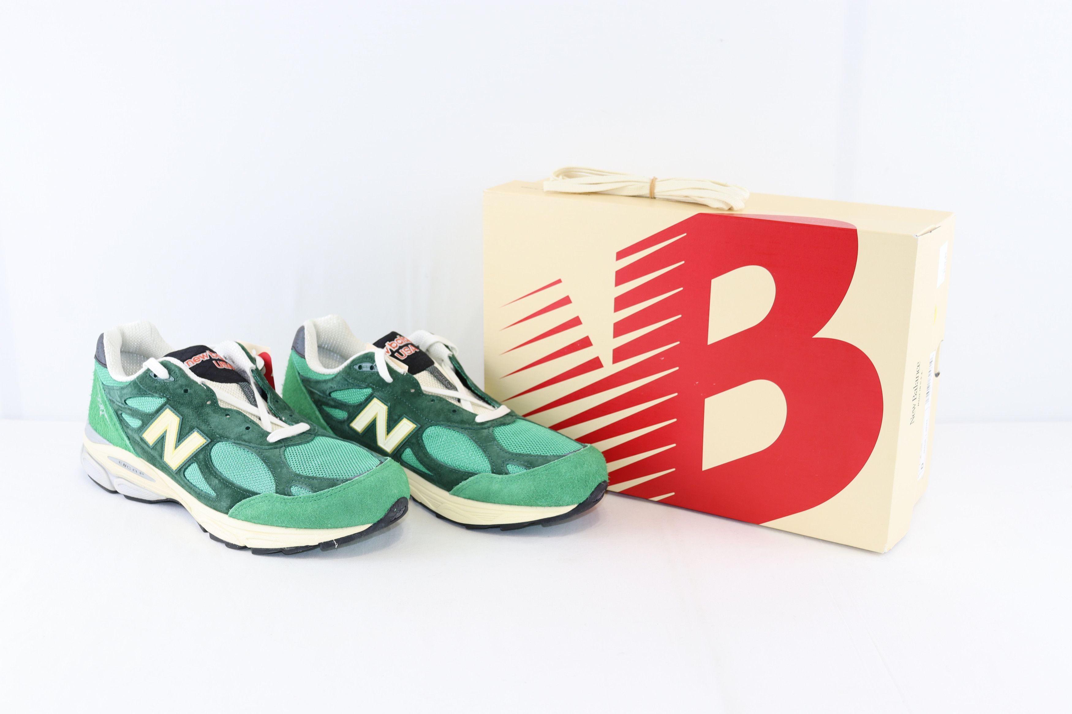 New Balance o1rshd1 990 V3 sneakers in Green/Gold Size US 9 / EU 42 - 1 Thumbnail