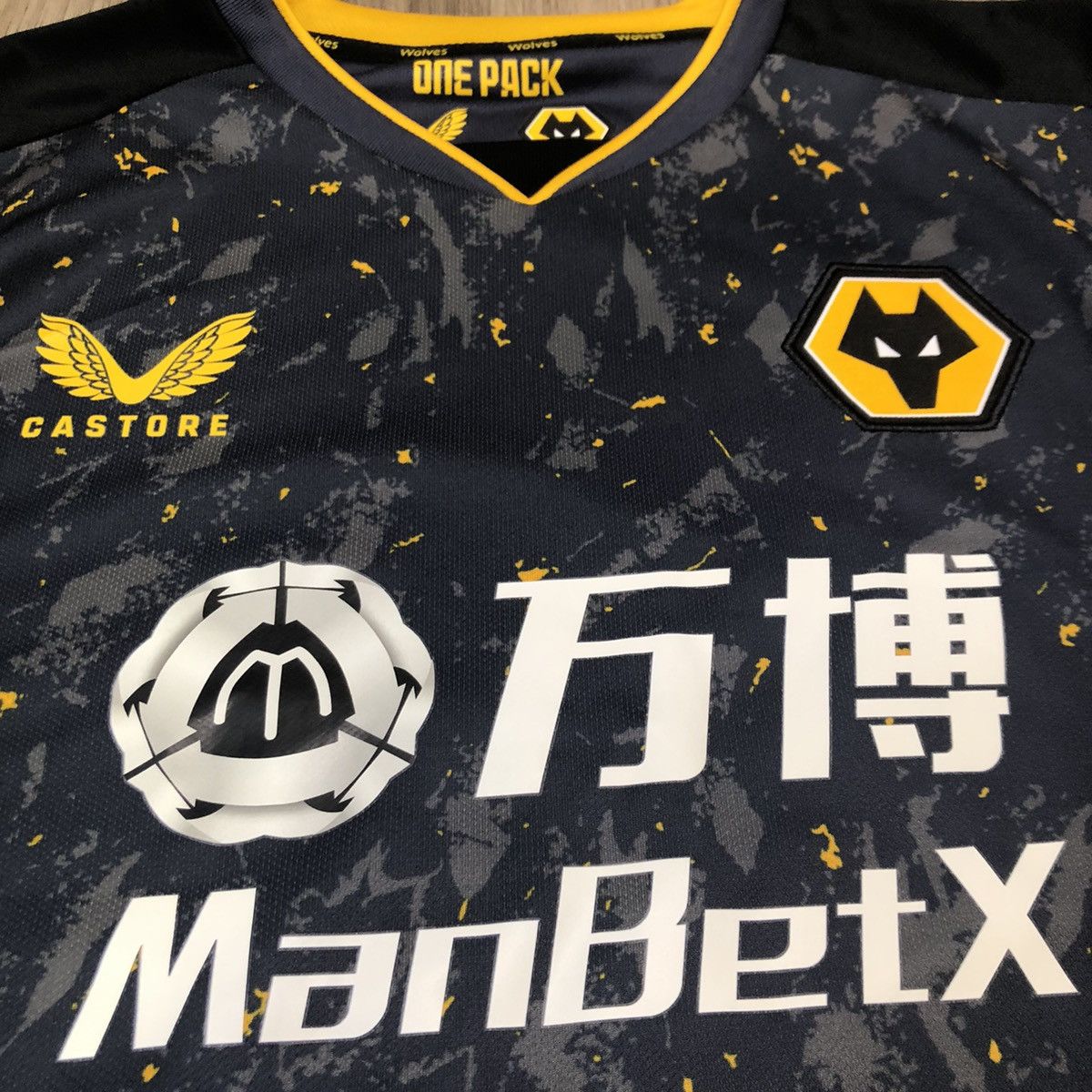 Castore Wolves 21/22 away shirt #26 Hee chan Size US S / EU 44-46 / 1 - 4 Thumbnail