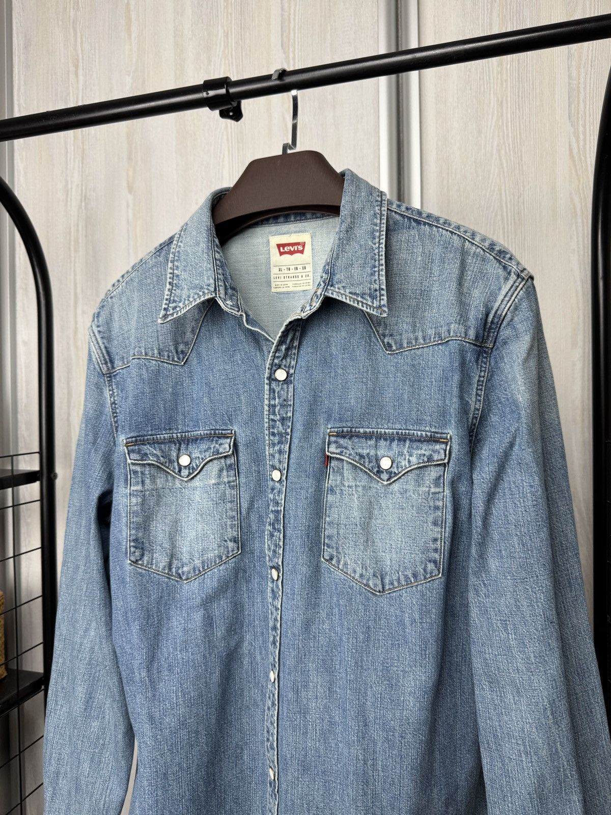 Levi's Levi’s blue denim faded long sleeve shirt Size US XL / EU 56 / 4 - 13 Thumbnail