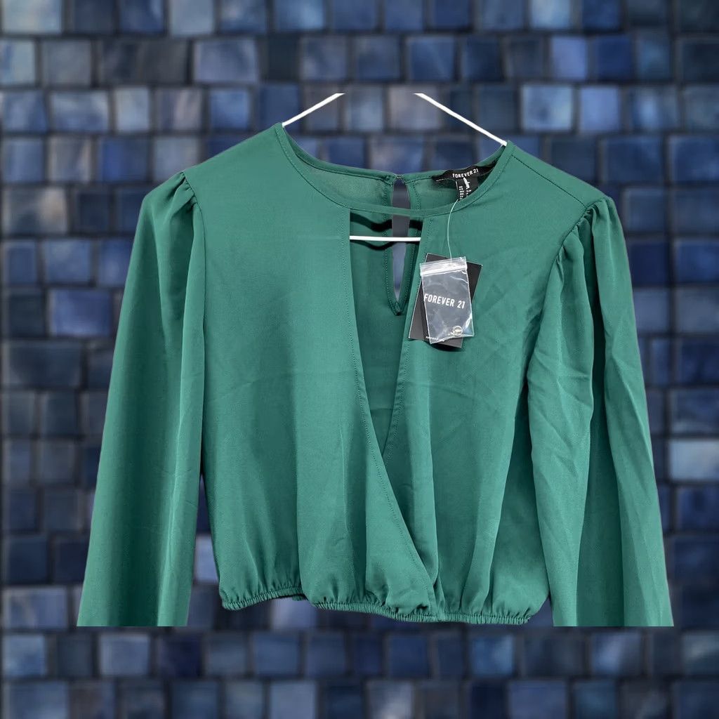 Forever 21 Forever 21 Women's Hunter Green Woven Crop Top Size S Blouse Elastic Cropped Shirt Womens Green 90s? Size S / US 4 / IT 40 - 1 Thumbnail