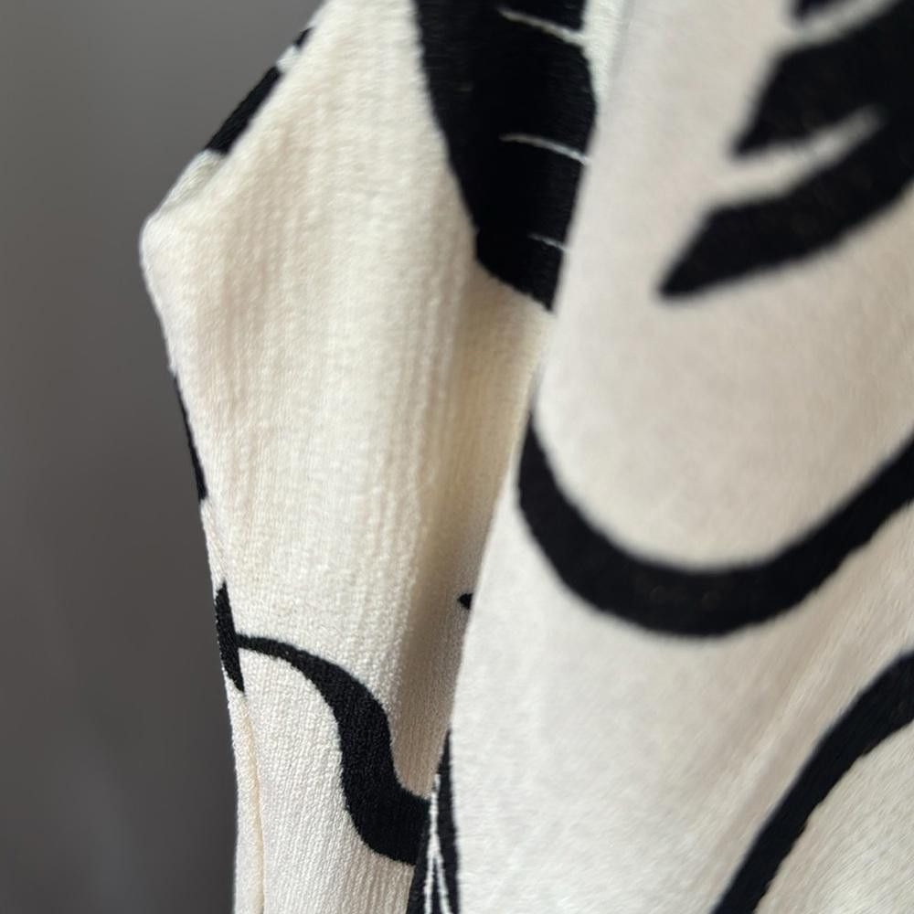 H&M H and M Textured wrap dress in palm print Size XS / US 0-2 / IT 36-38 - 5 Thumbnail