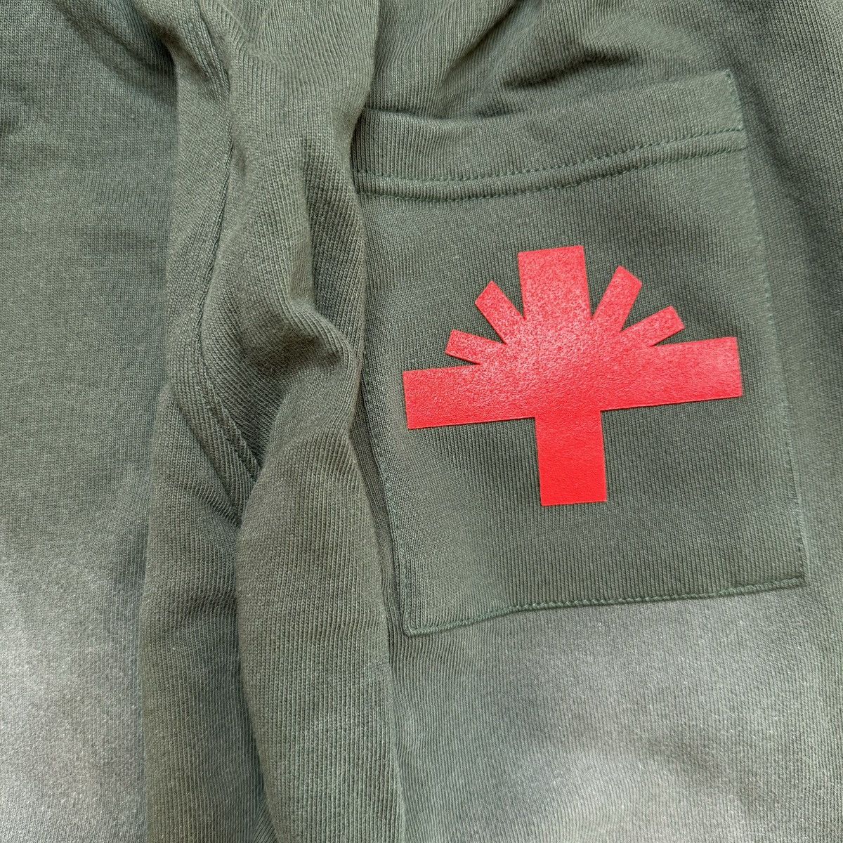 Vertabrae Vertabrae green/red sweatpants SIZE MEDIUM Size US 31 - 6 Thumbnail