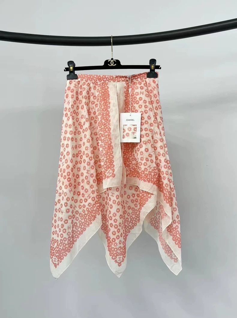 Chanel Chanel Pink daisy print skirt Size 42" / US 20 - 1 Thumbnail