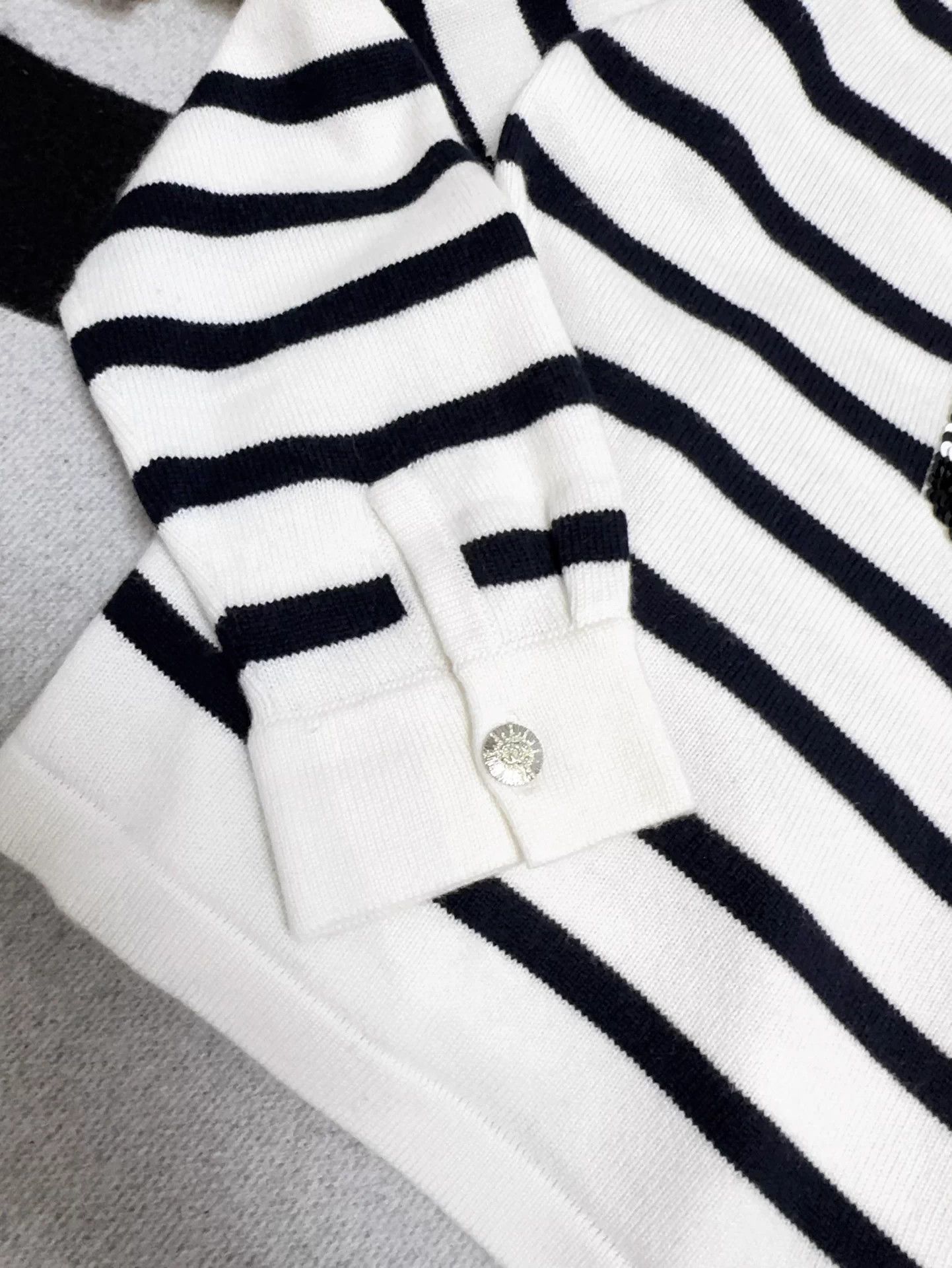 Chanel Chanel 24S Navy-Stripe Sequin Embroidered Cashmere Sweater Size XS / US 0-2 / IT 36-38 - 4 Thumbnail