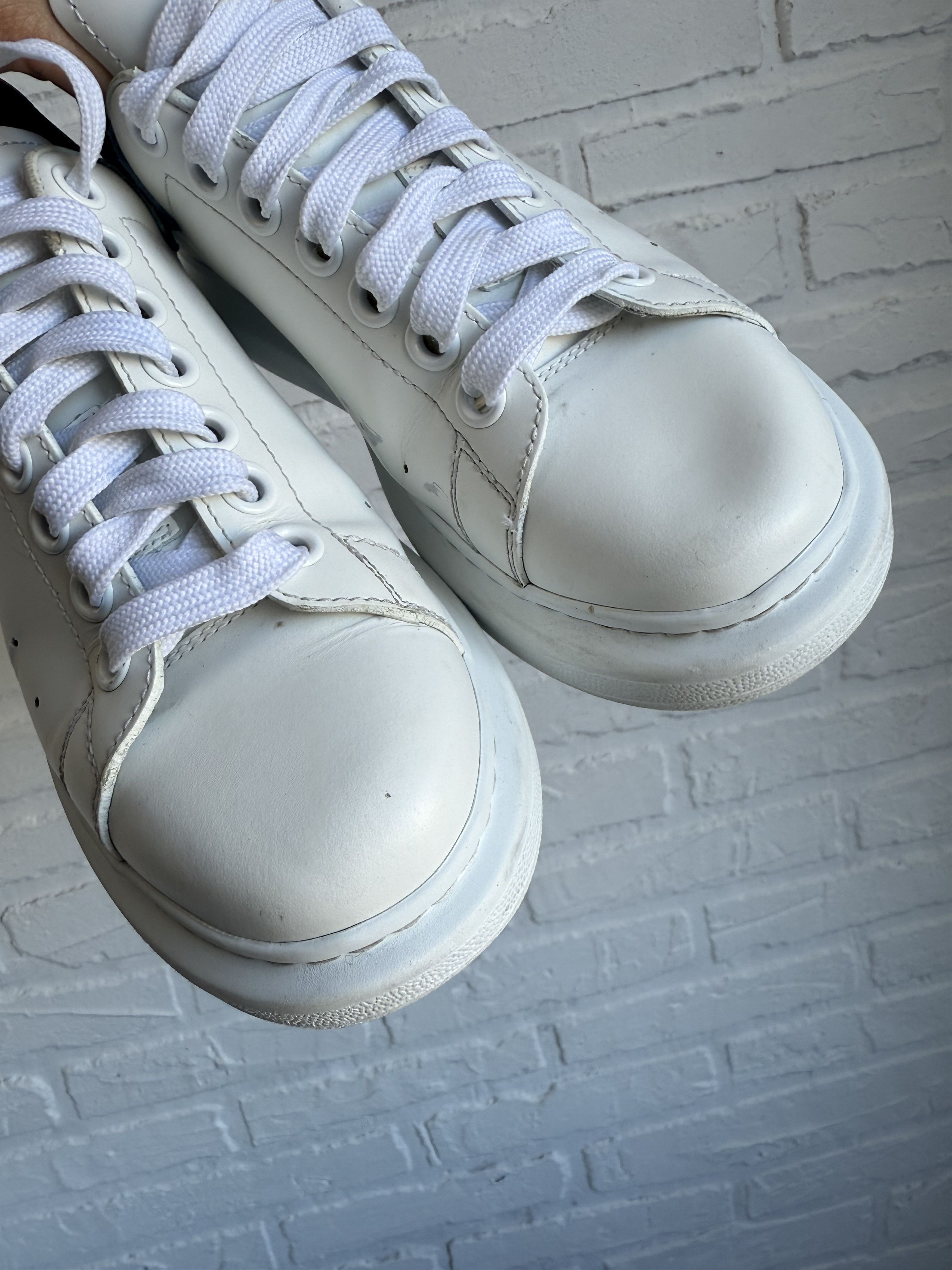 Alexander McQueen Alexander McQueen oversized sneakers white navy Size US 7 / IT 37 - 17 Thumbnail