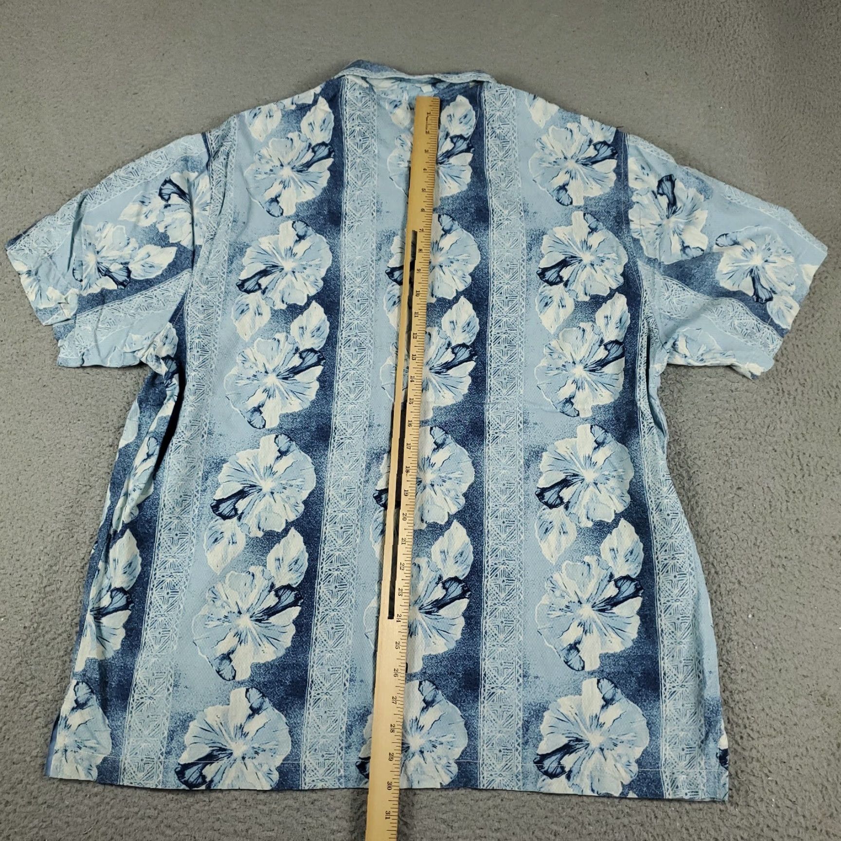 Tommy Bahama VINTAGE Tommy Bahama Shirt Men XL Blue Floral Hawaiian Button-Up Short Sleeve Silk Fabric Tropical Hawaiian Pattern 90s Concert Beach Branded Mens Size US XL / EU 56 / 4 - 4 Thumbnail