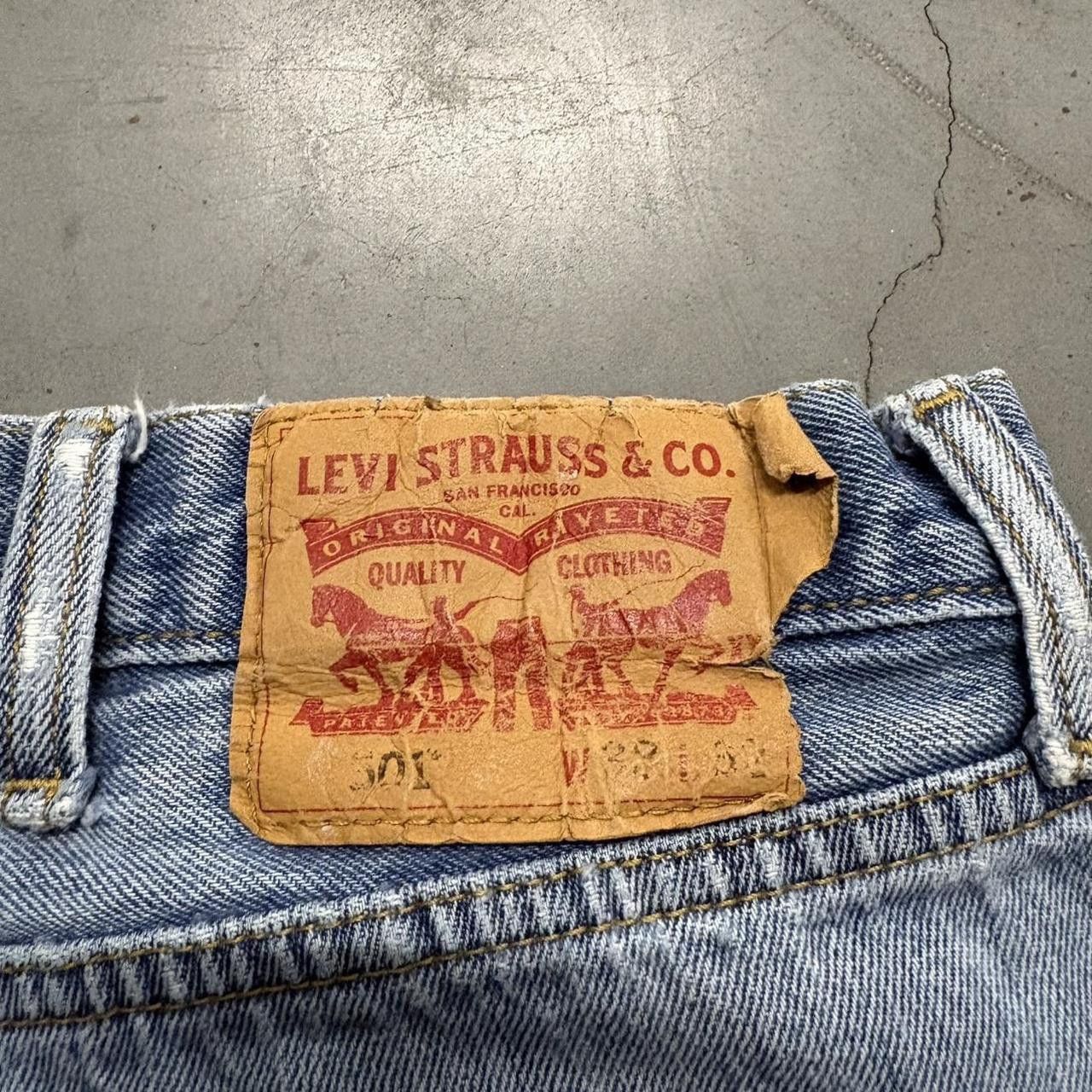 Levi's Crazy Vintage Y2K/2000s Levis 501 Streetwear Grunge Medium Blue Wash Denim Jeans! Size US 36 / EU 52 - 6 Thumbnail