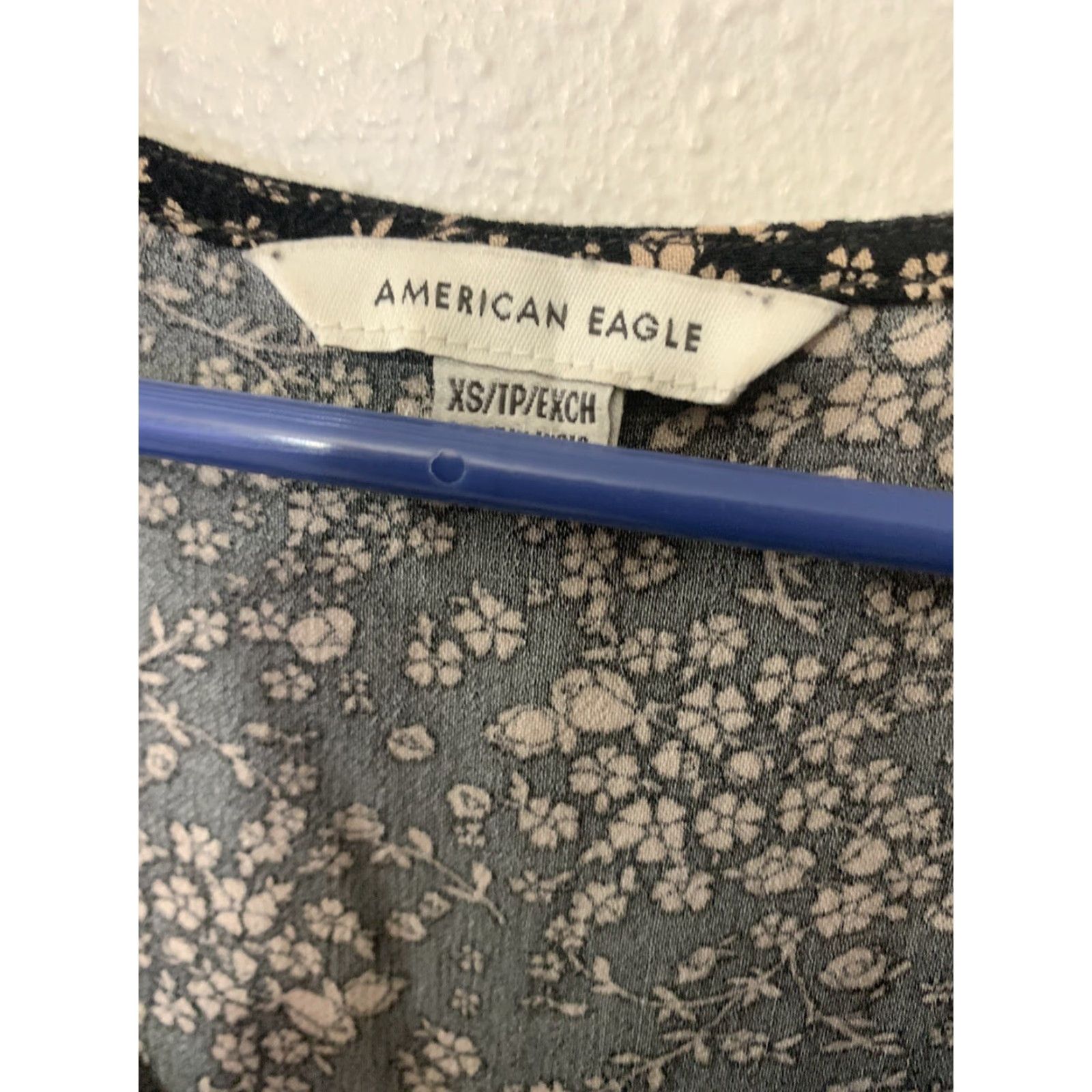 American Eagle Outfitters VINTAGE American Eagle Blouse Women XS Black Floral Cropped V-Neck Long Sleeve Bohemian Size XS / US 0-2 / IT 36-38 - 2 Thumbnail