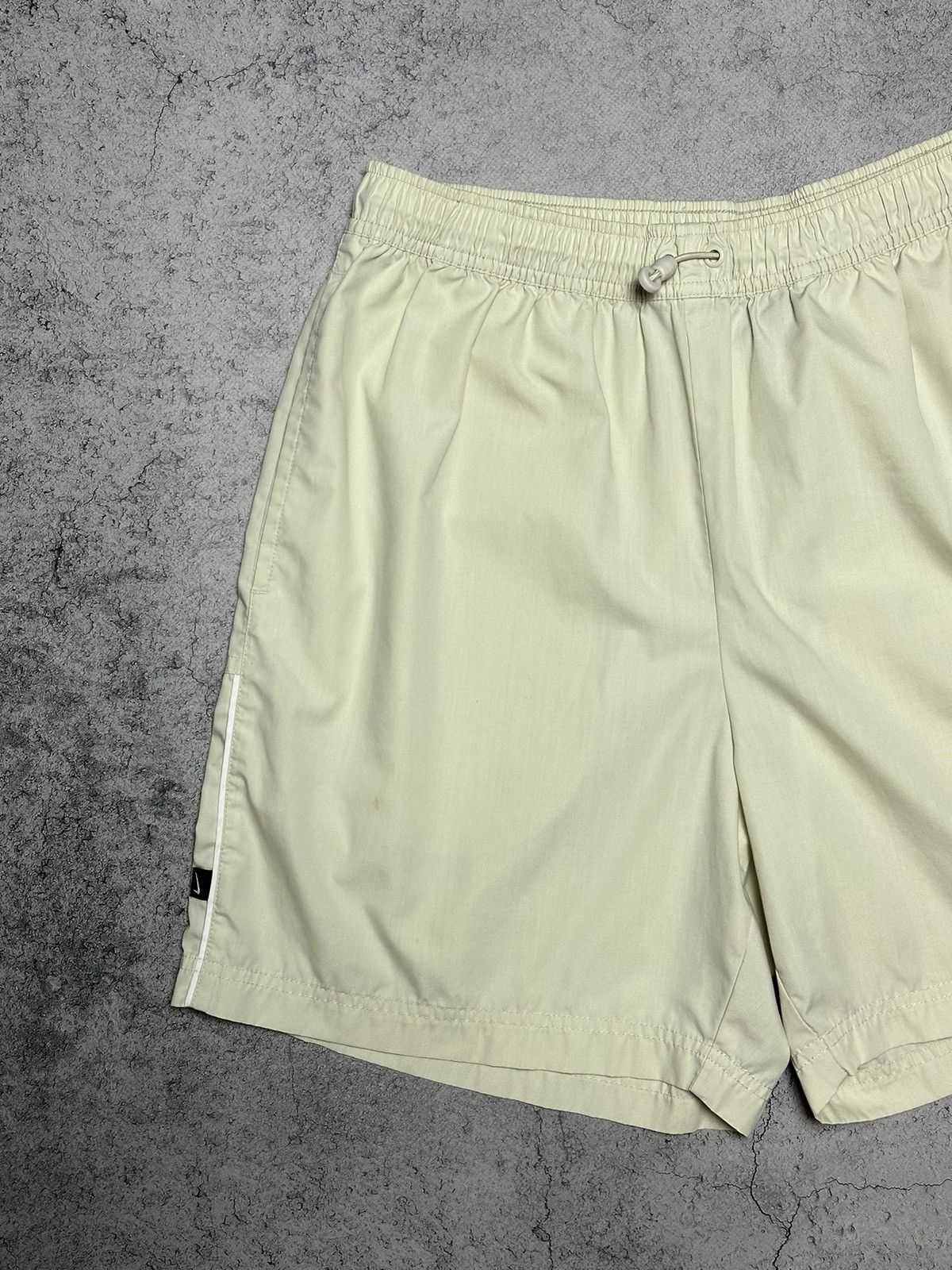 Vintage Vintage Nike Swoosh Logo Shorts Size L Y2k Size US 32 / EU 48 - 2 Thumbnail