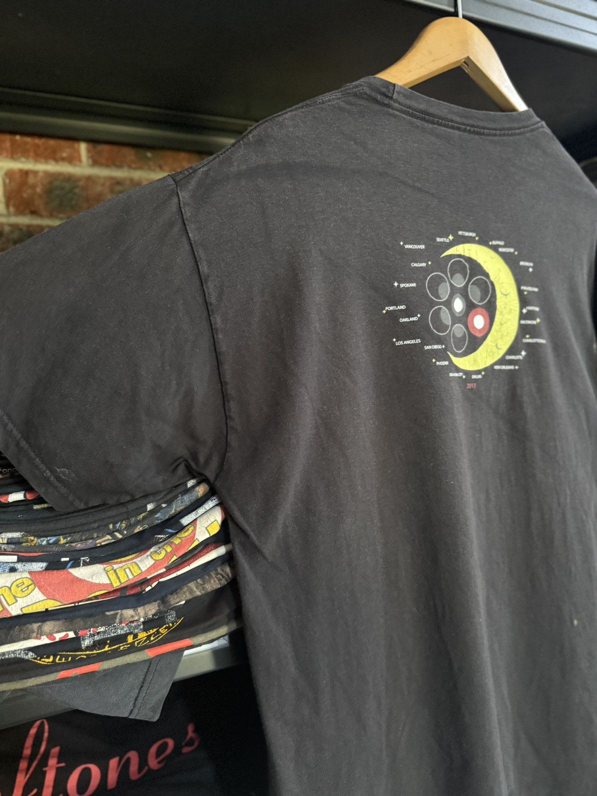 Band Tees Thrashed Vintage Pearl Jam Tour Sun Faded Grunge Tee Size US XL / EU 56 / 4 - 3 Thumbnail