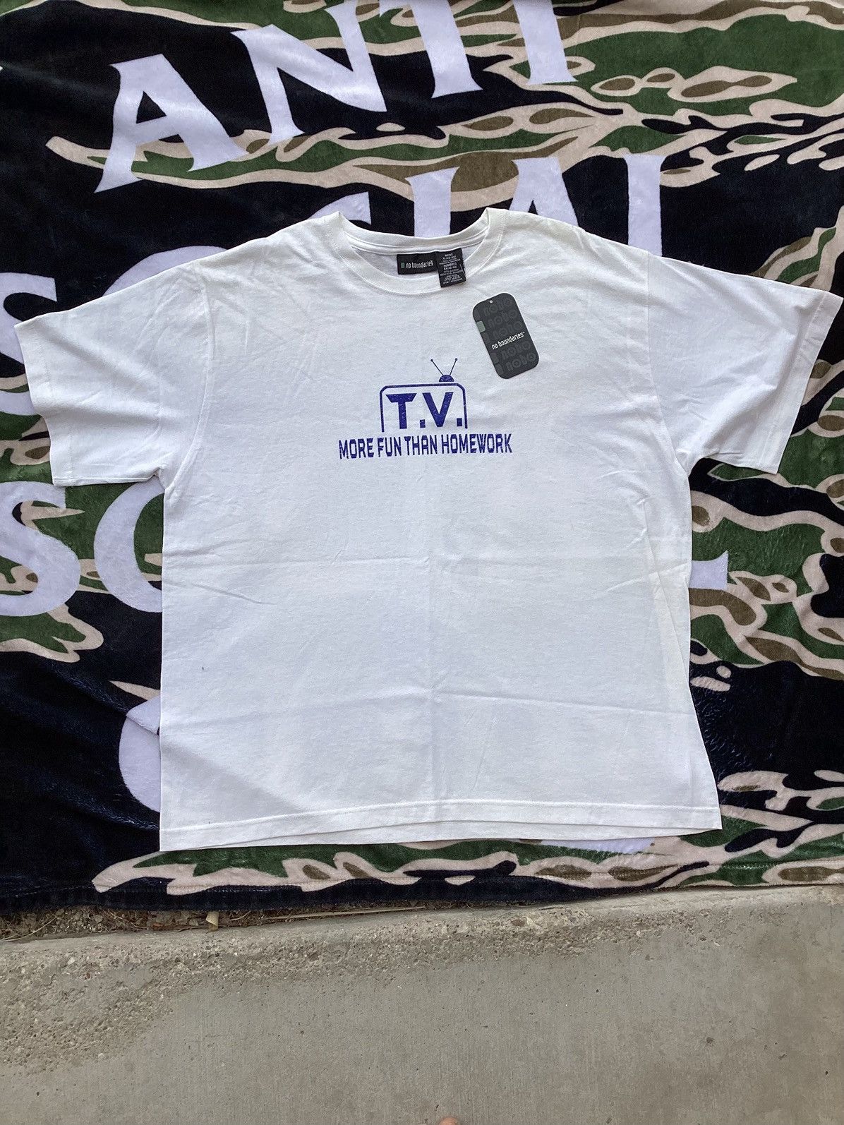 Vintage VTG Y2K no boundaries TV more fun than homework NWT T-shirt Size US XL / EU 56 / 4 - 1 Thumbnail