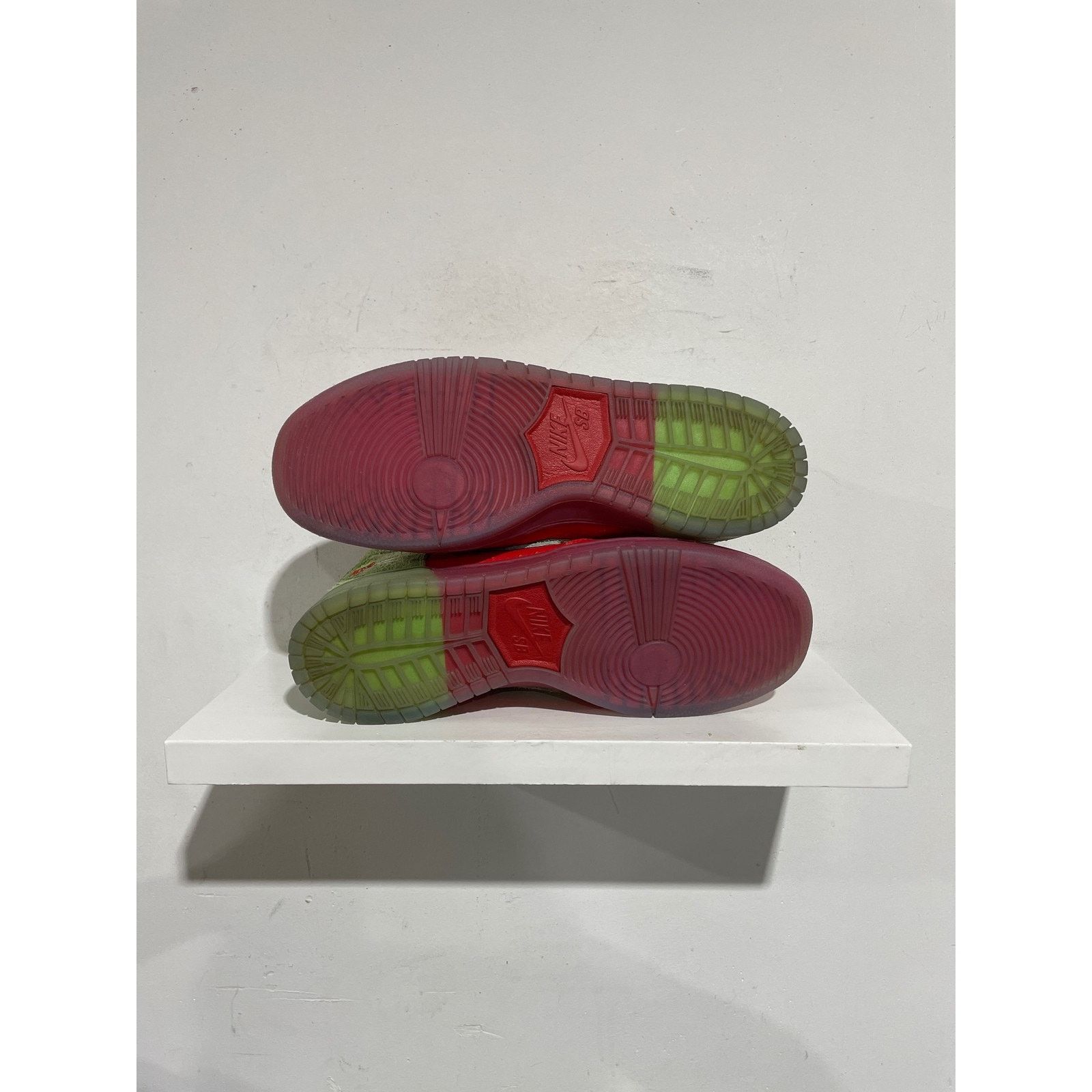 Nike NIKE SB HIGH STRAWBERRY COUGH SIZE 10 PREOWNED Size US 10 / EU 43 - 4 Thumbnail