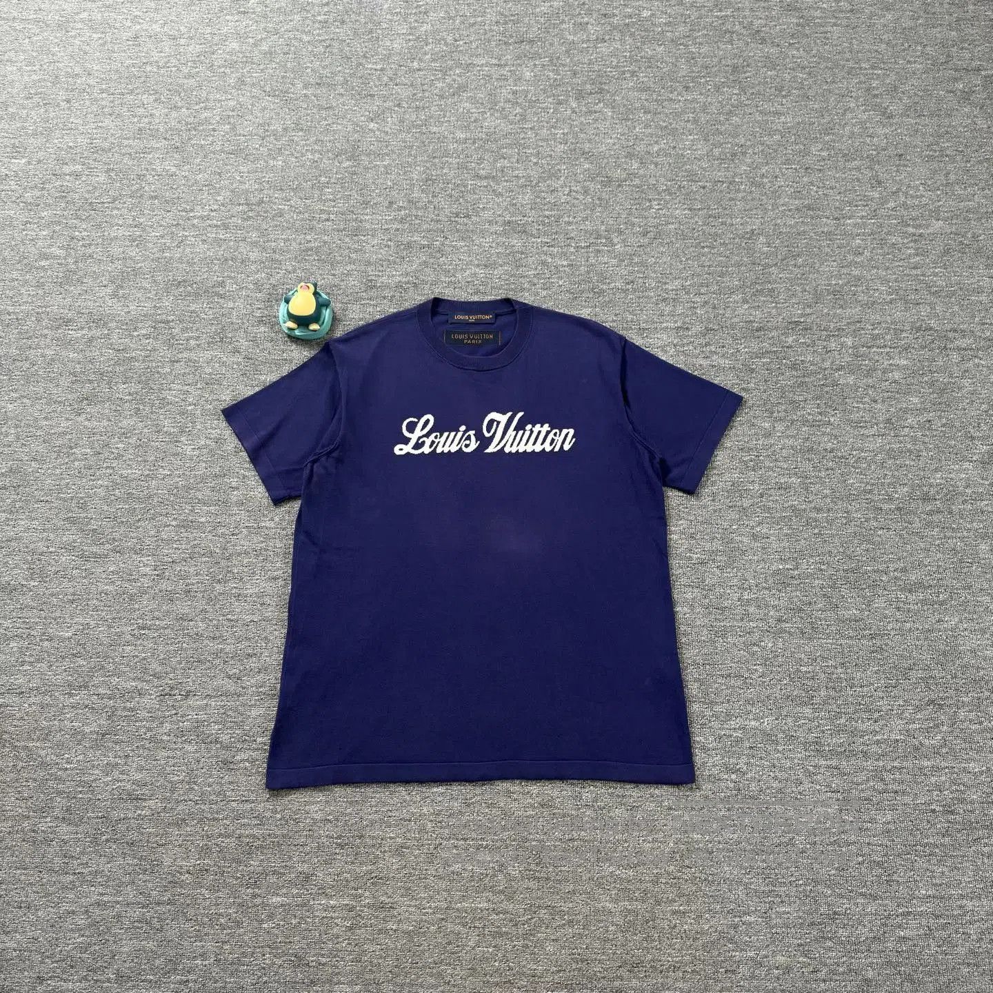 Louis Vuitton LV Sapphire Blue Cursive Slogan T-shirt. Size US M / EU 48-50 / 2 - 1 Thumbnail