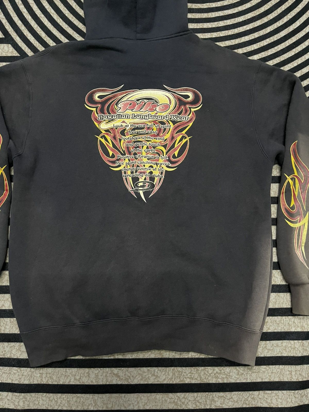 Sun Surf 2000s PIKO HAWAIIAN LONGBOARD WEAR SUN FADED TRIBAL HOODIE Size US L / EU 52-54 / 3 - 16 Thumbnail