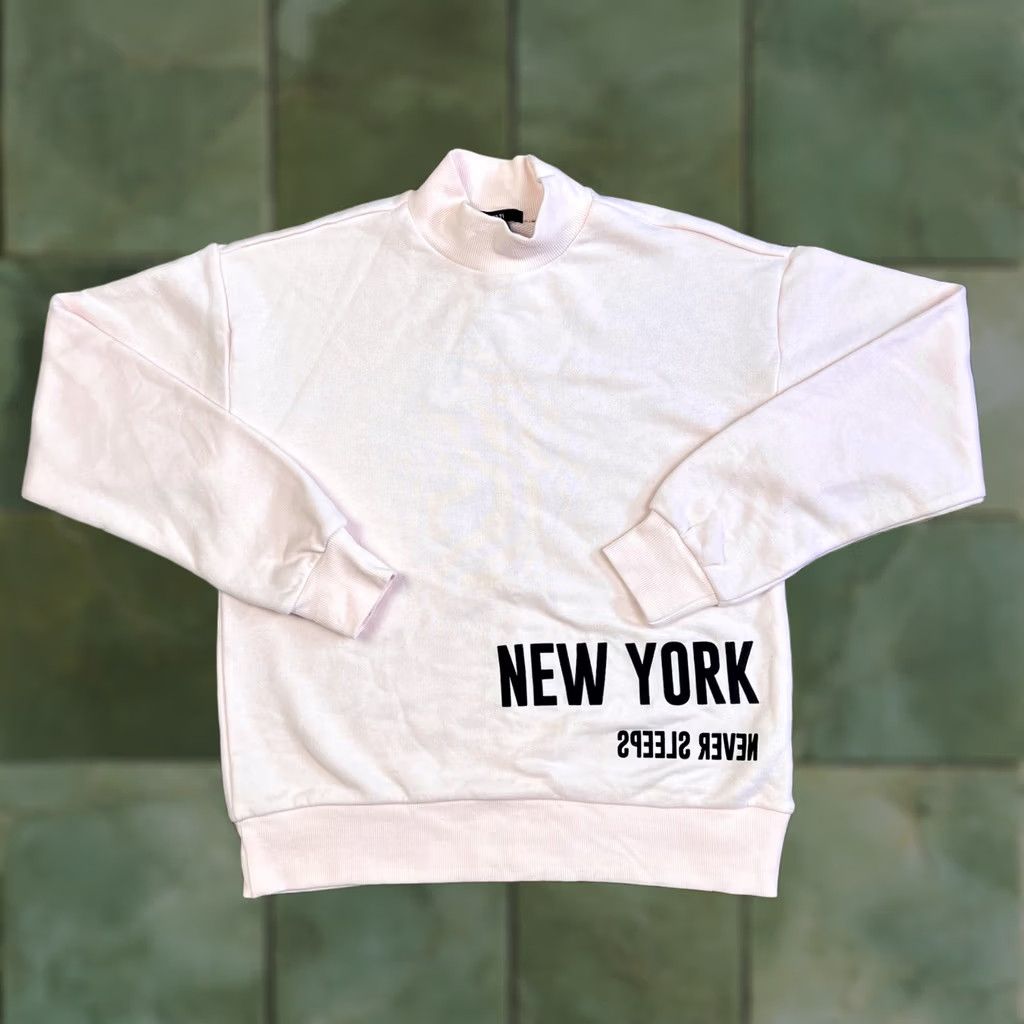 Forever 21 FOREVER 21 Pullover Mockneck Sweatshirt Small New York Never Sleeps Graphic Shirt Women Pink - 2020s N/A Size S / US 4 / IT 40 - 1 Thumbnail