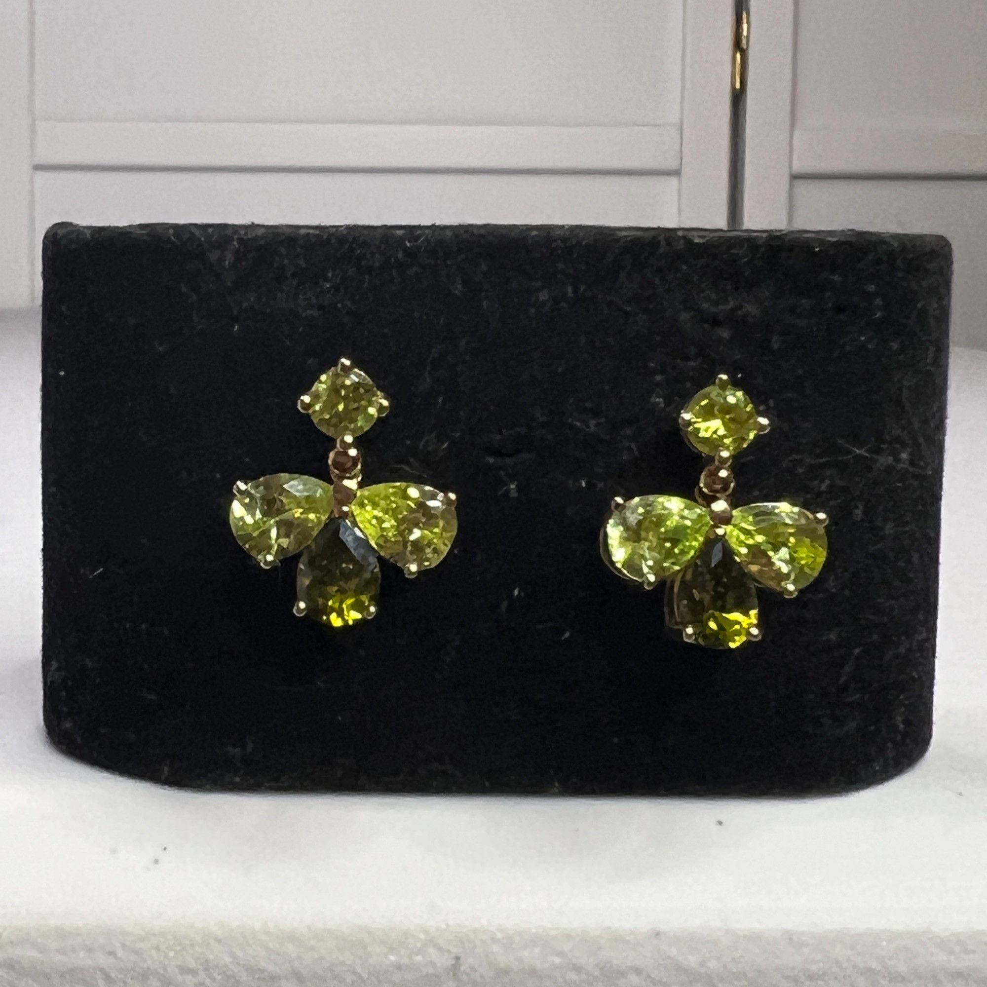 Vintage Gold-Toned Green Crystal Drop Earrings With Floral Design Size ONE SIZE - 4 Thumbnail