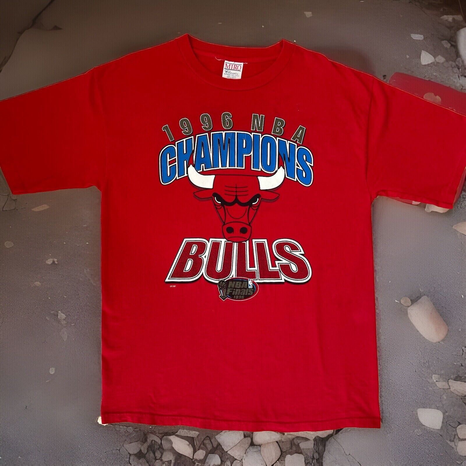 Vintage Vintage Chicago Bulls Shirt XL Red 1996 NBA Finals Champs Size US XL / EU 56 / 4 - 1 Thumbnail