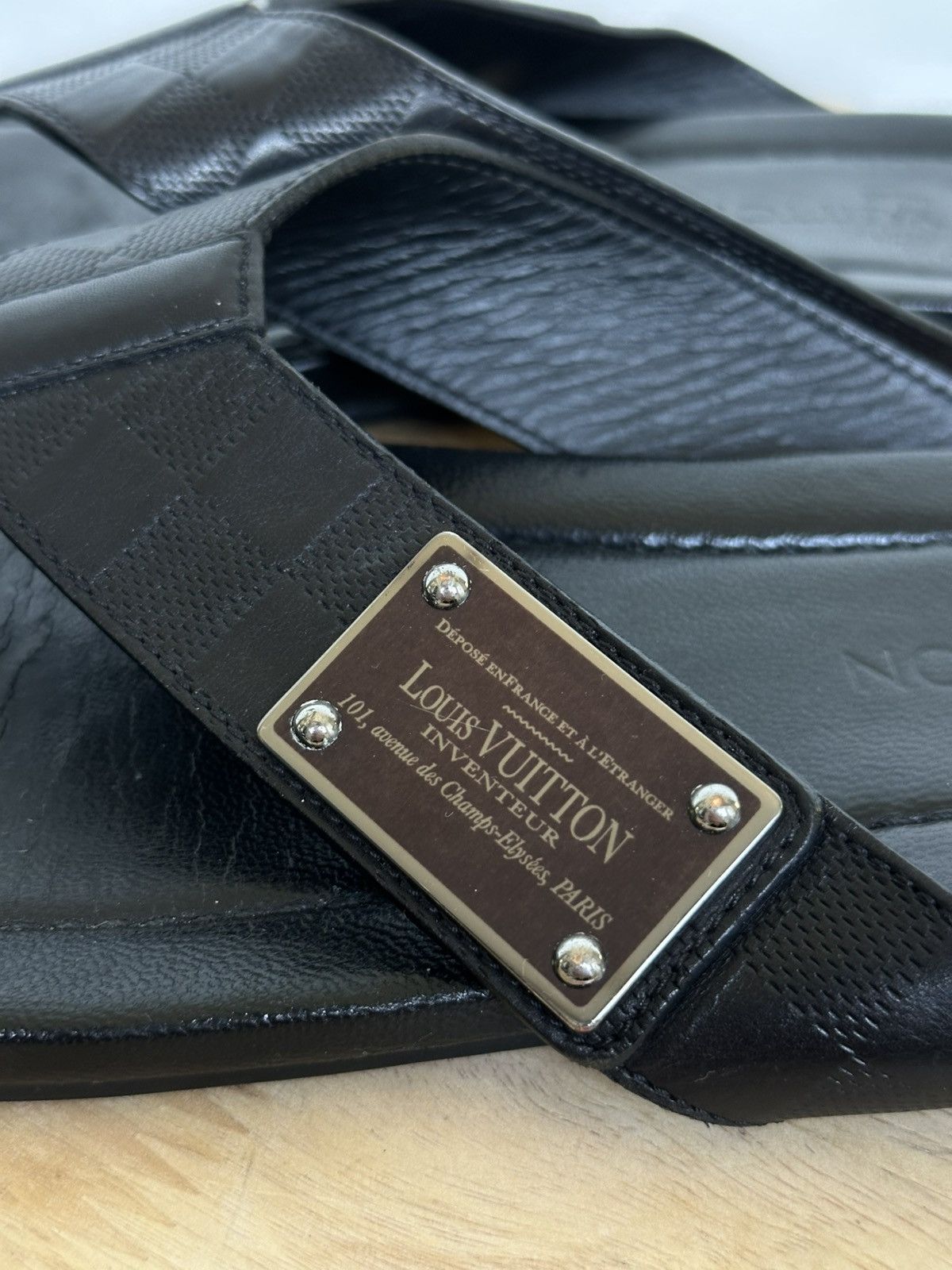 Designer × Louis Vuitton Louis Vuitton leather flip flops sandals metal logo Size US 7 / EU 40 - 11 Thumbnail
