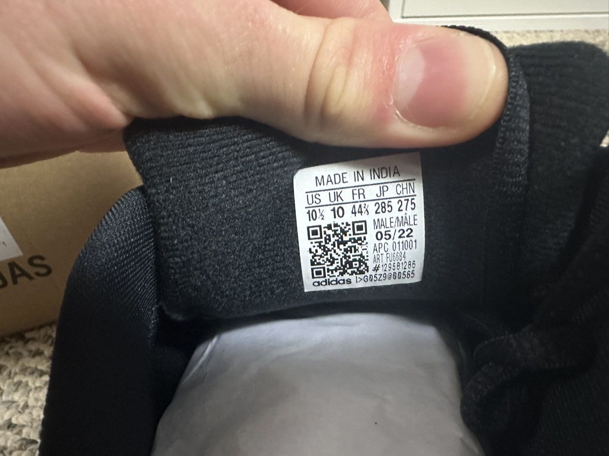 Adidas Yezzy Boost 700 v2 Vanta Size US 10.5 / EU 43-44 - 5 Thumbnail