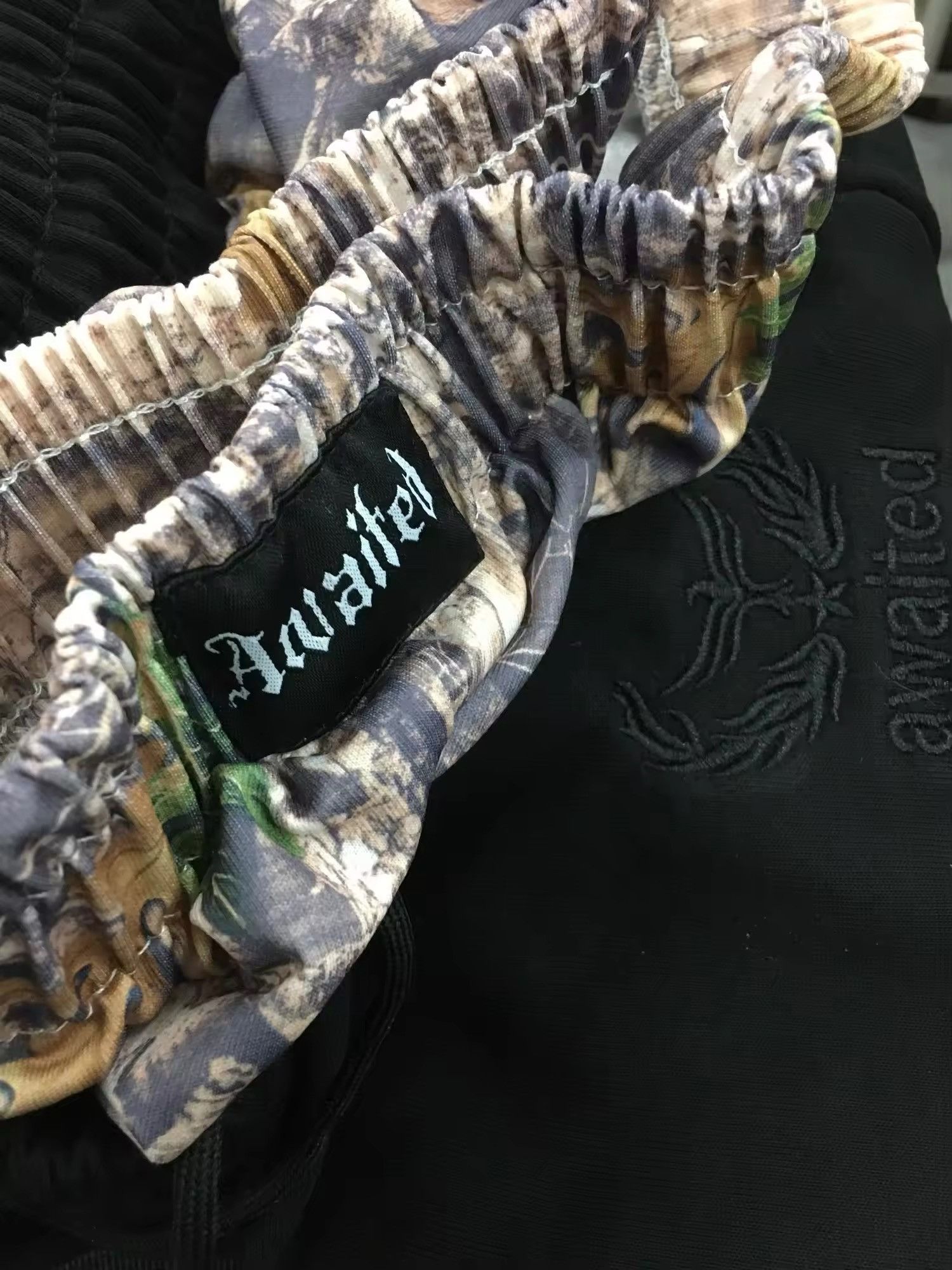 Japanese Brand Hip Hop Elastic Waist Stripes Embroidery Baggy Sweatpants Size US 34 / EU 50 - 8 Thumbnail