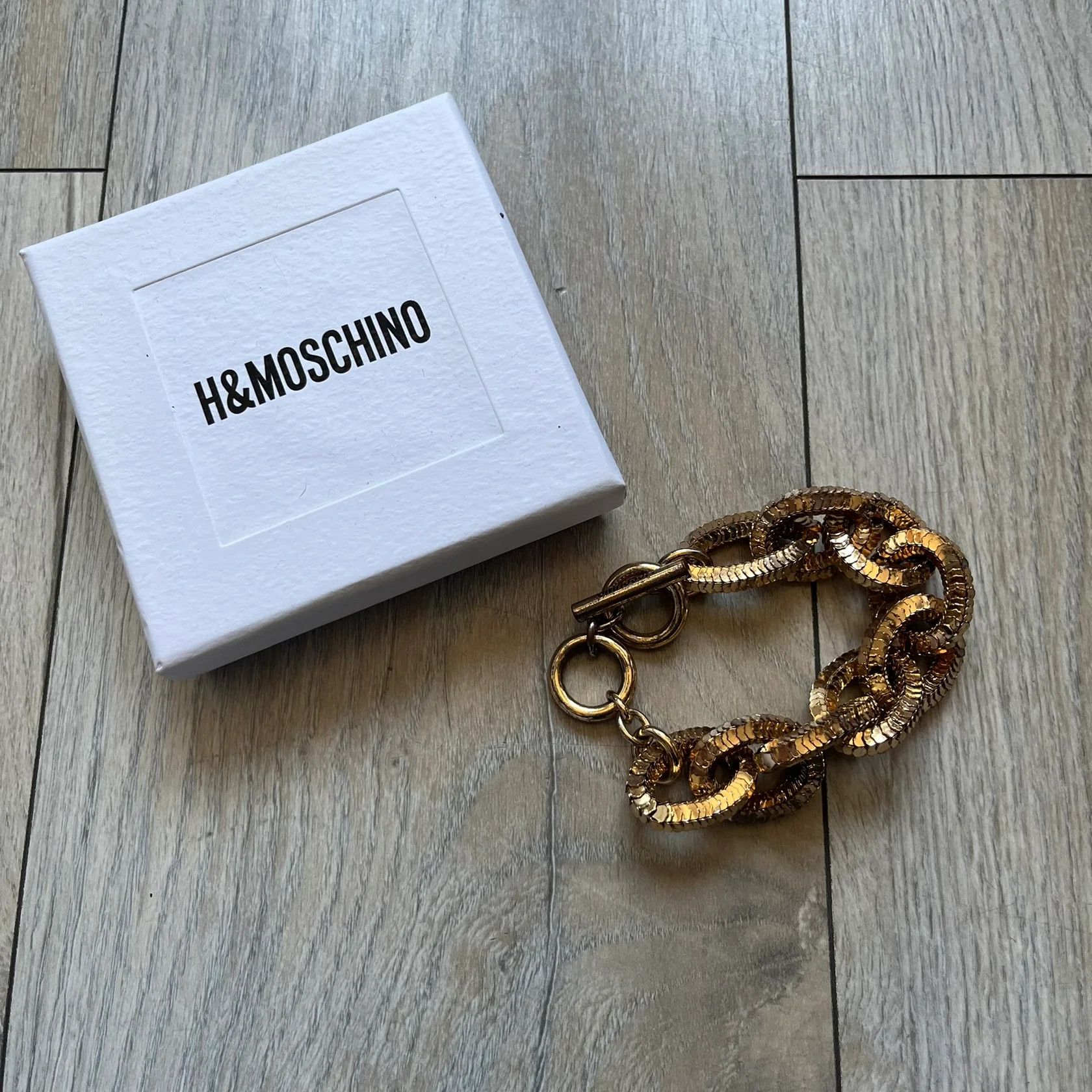 H&M × Moschino Moschino x H&M 2018 Gold Bracelet Size ONE SIZE - 2 Thumbnail
