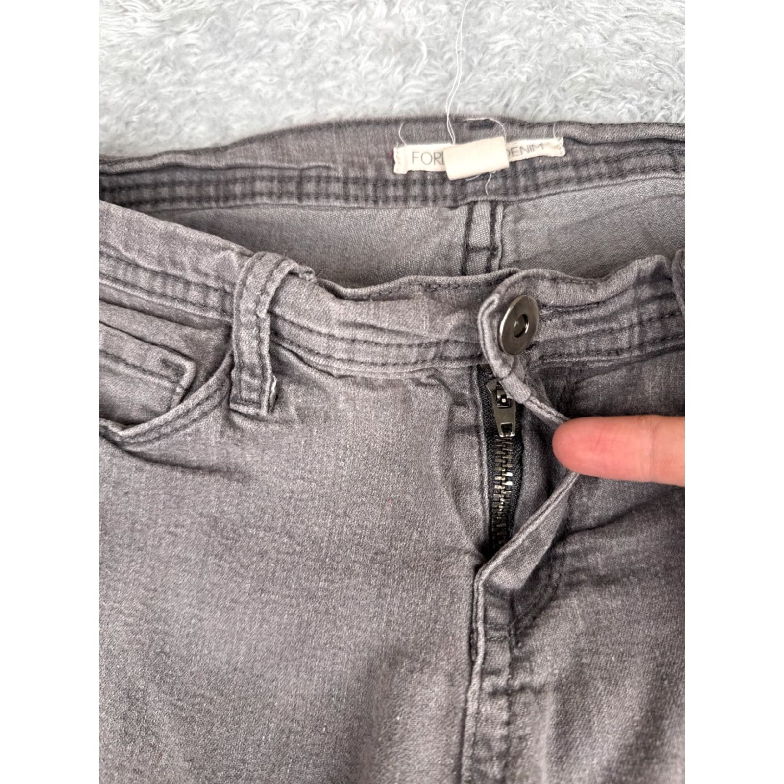 Forever 21 FOREVER 21 Jeans Womens 27 Gray Denim Tapered Cotton Blend Low Rise 27x26 Distressed 5-Pocket Design Regular Inseam 26 in Mens? Size 27" / US 4 / IT 40 - 5 Thumbnail