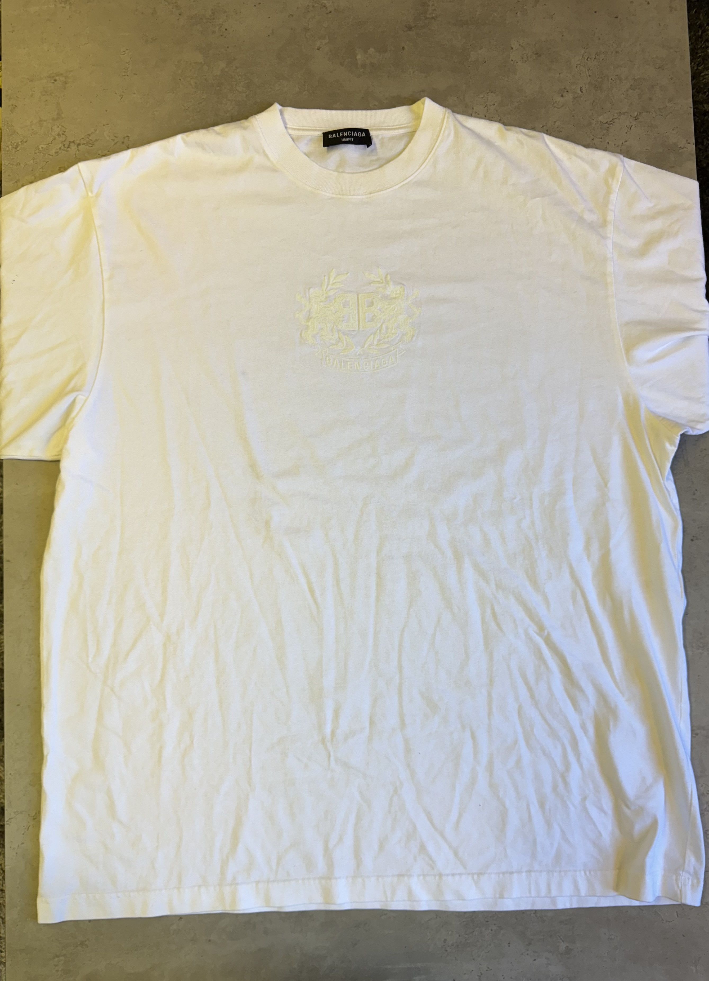 【BALENCIAGA】GITD LION'S LAURELロゴ 蛍光 BOXY Tシャツ Balenciaga Gitd Lion's Laurel T-shirt | White | FARFETCH