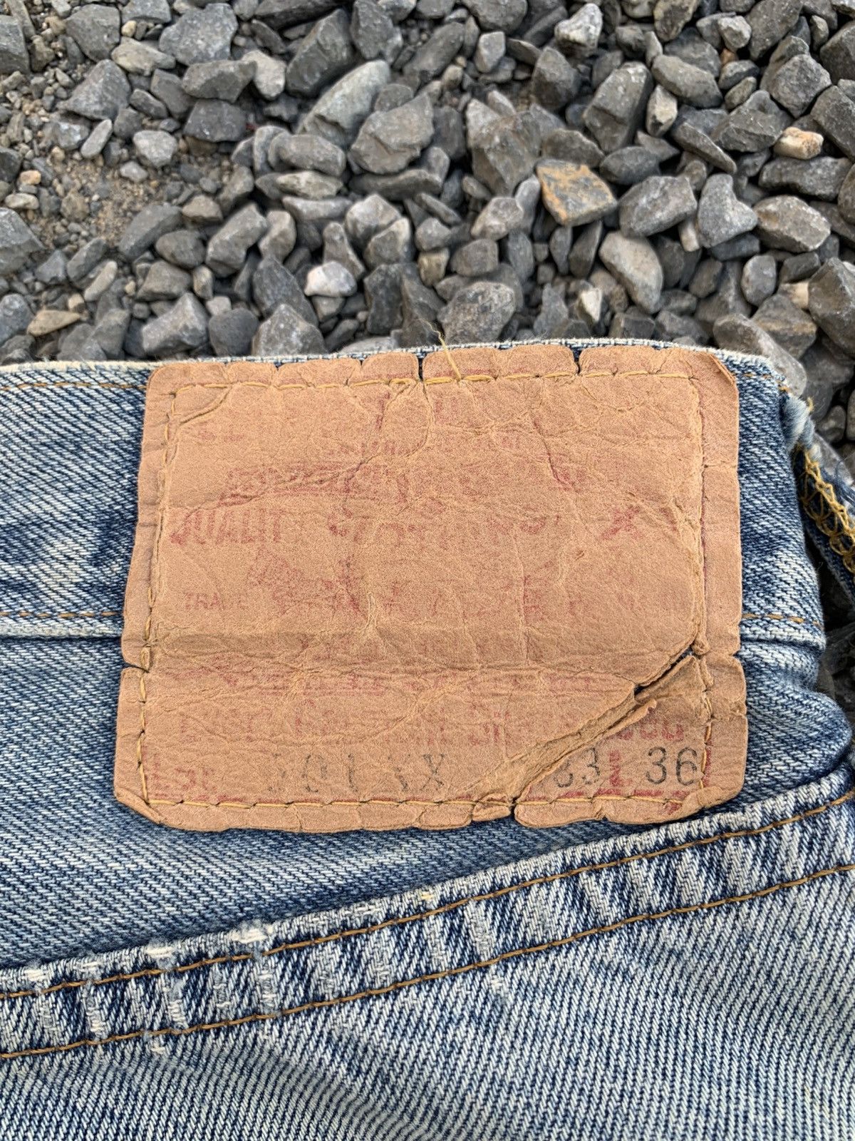 Levi's Vintage Clothing VINTAGE LEVI'S 501 BIG E #555 SELVEDGE DISTRESSED DENIM Size US 30 / EU 46 - 10 Thumbnail
