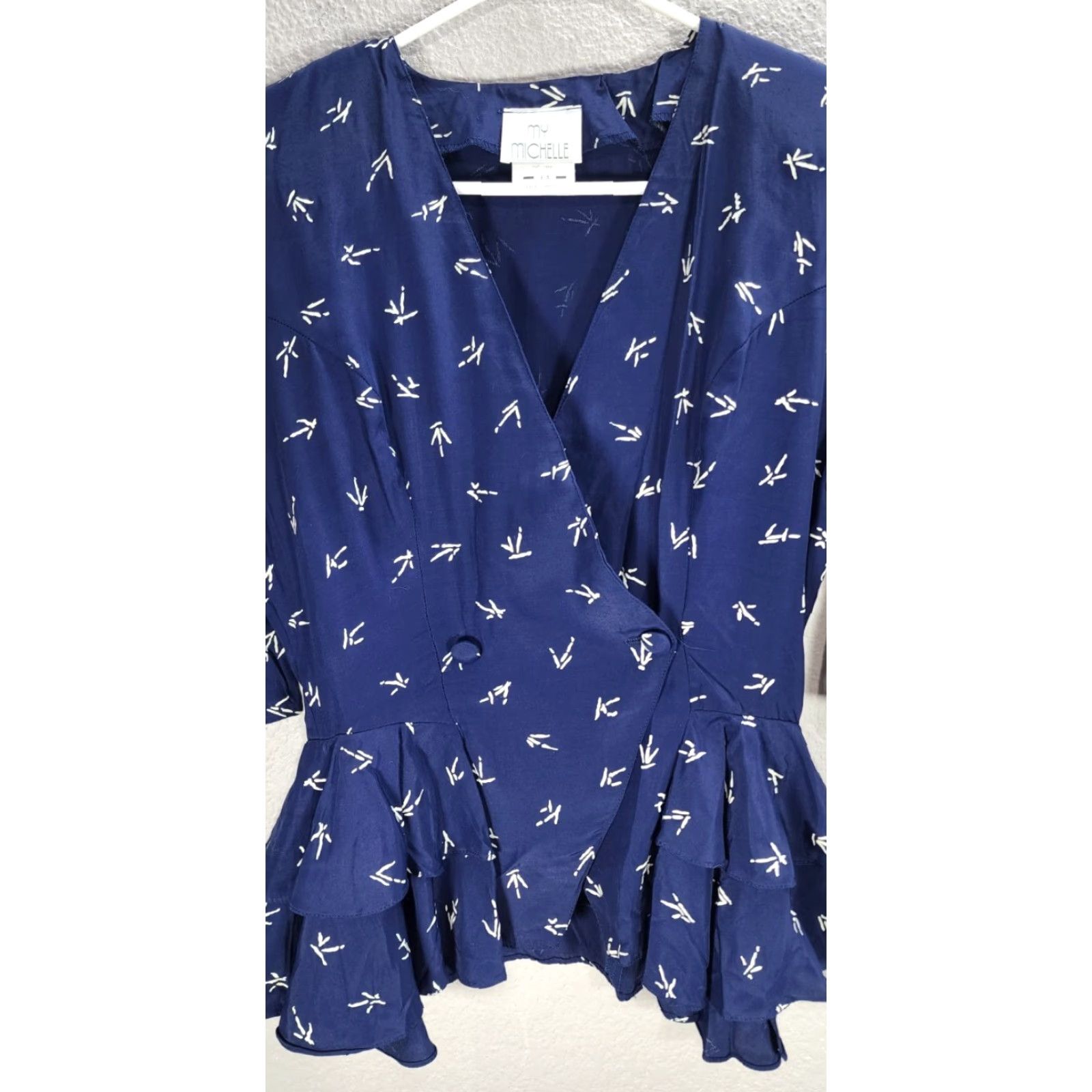Vintage VINTAGE My Michelle Blouse Shirt 3/4 Sleeve Womens Blue White Abstract Ruffle V-Neck Size 3/4 Size XS / US 0-2 / IT 36-38 - 3 Thumbnail
