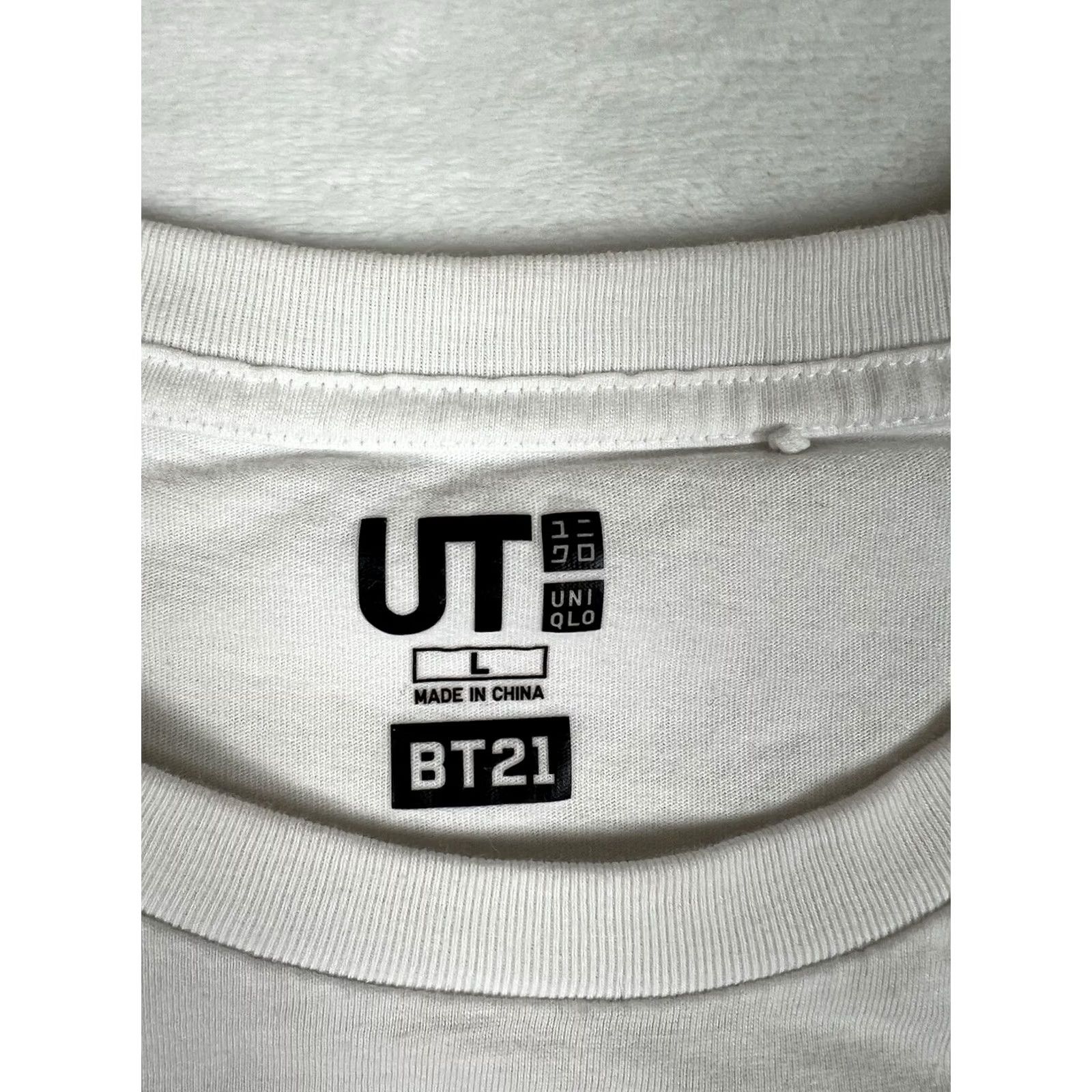 Uniqlo Uniqlo T-Shirt White L Double-Sided BT21 Logo Crew Neck Short Sleeve Men Vintage N/A Size US L / EU 52-54 / 3 - 6 Thumbnail