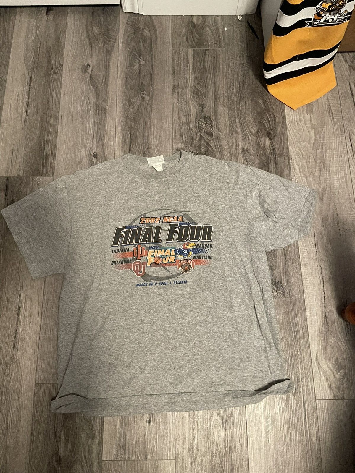 NCAA × Vintage Vintage Y2K 2002 March Madness Tee XL Size US XL / EU 56 / 4 - 1 Thumbnail