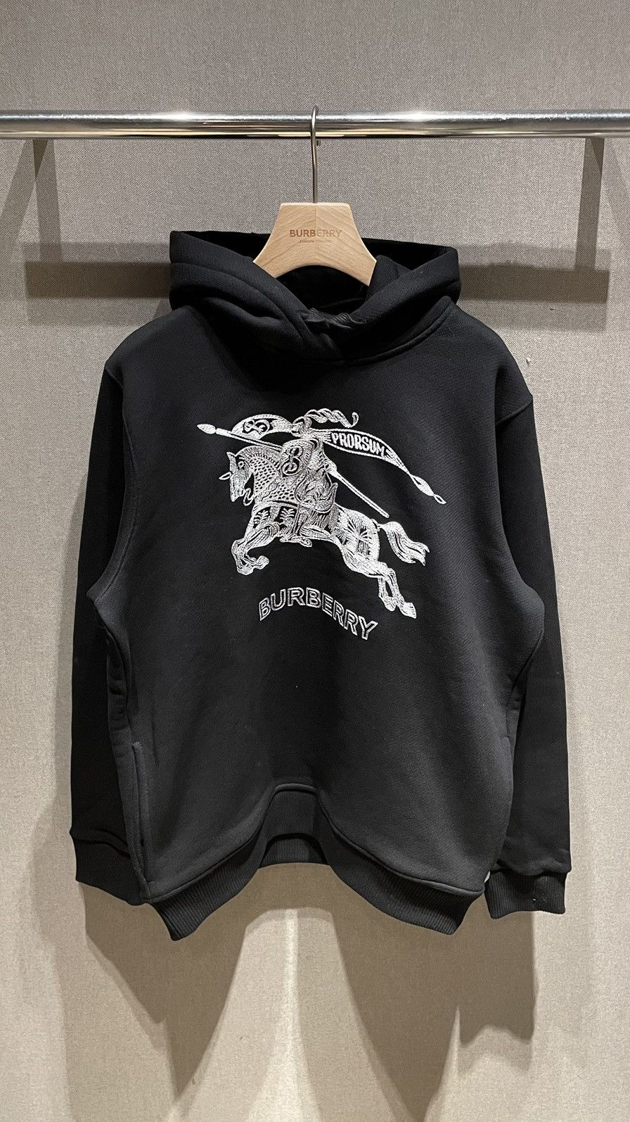 【送料&関税込】Burberry Knight Emblem Sweatshirt Burberry Equestrian Knight Sweater | Black | FARFETCH