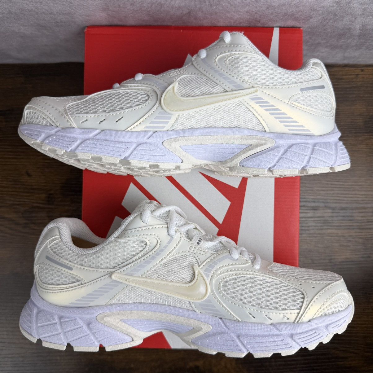 Nike NEW Nike Wmns V5 RNR Soft Pearl White Size 9.5 8M IH6355-047 Size US 9.5 / IT 39.5 - 4 Thumbnail