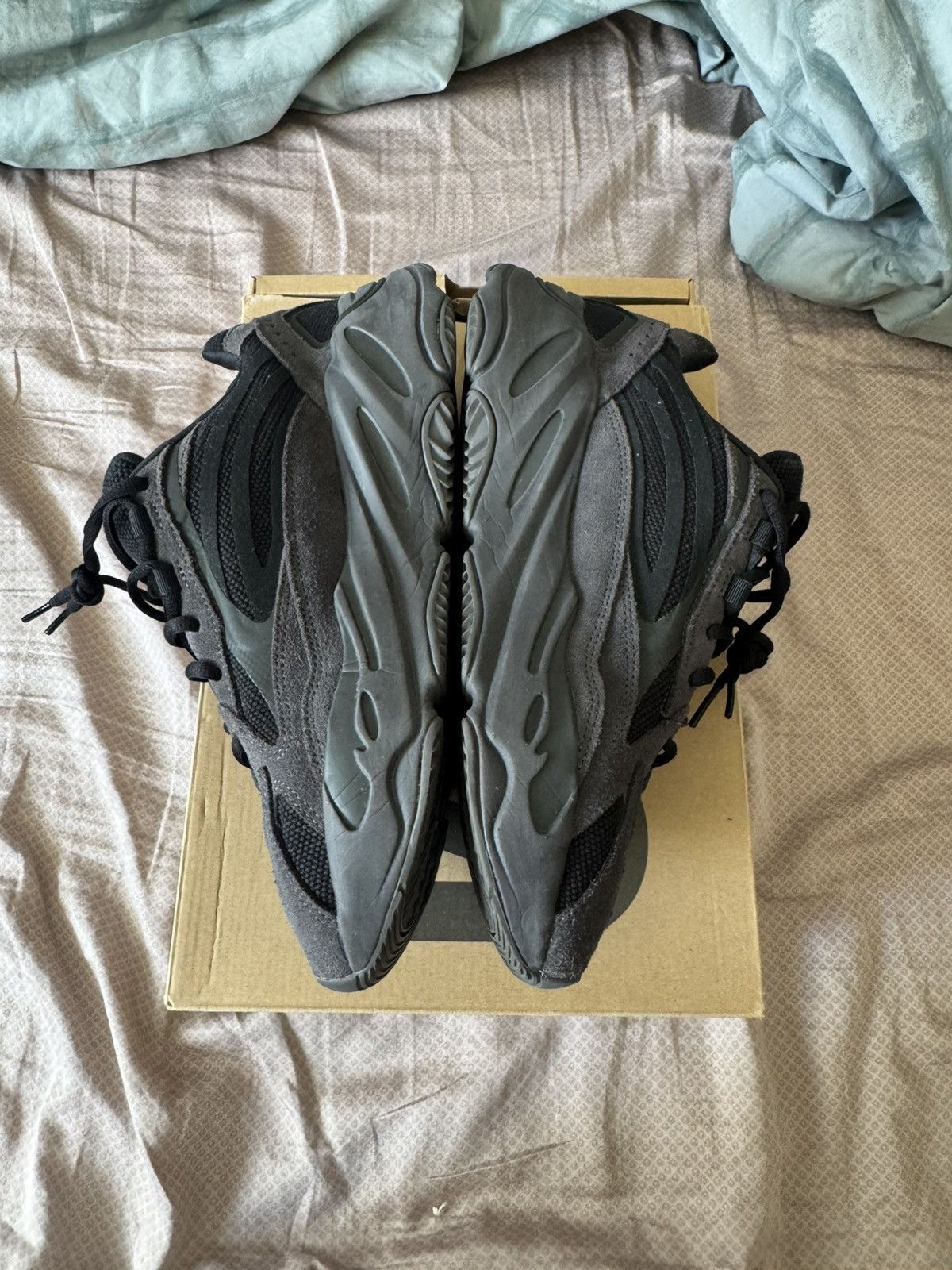 Yeezy Yeezy 700 V2 Vanta Size US 9.5 / EU 42-43 - 2 Thumbnail